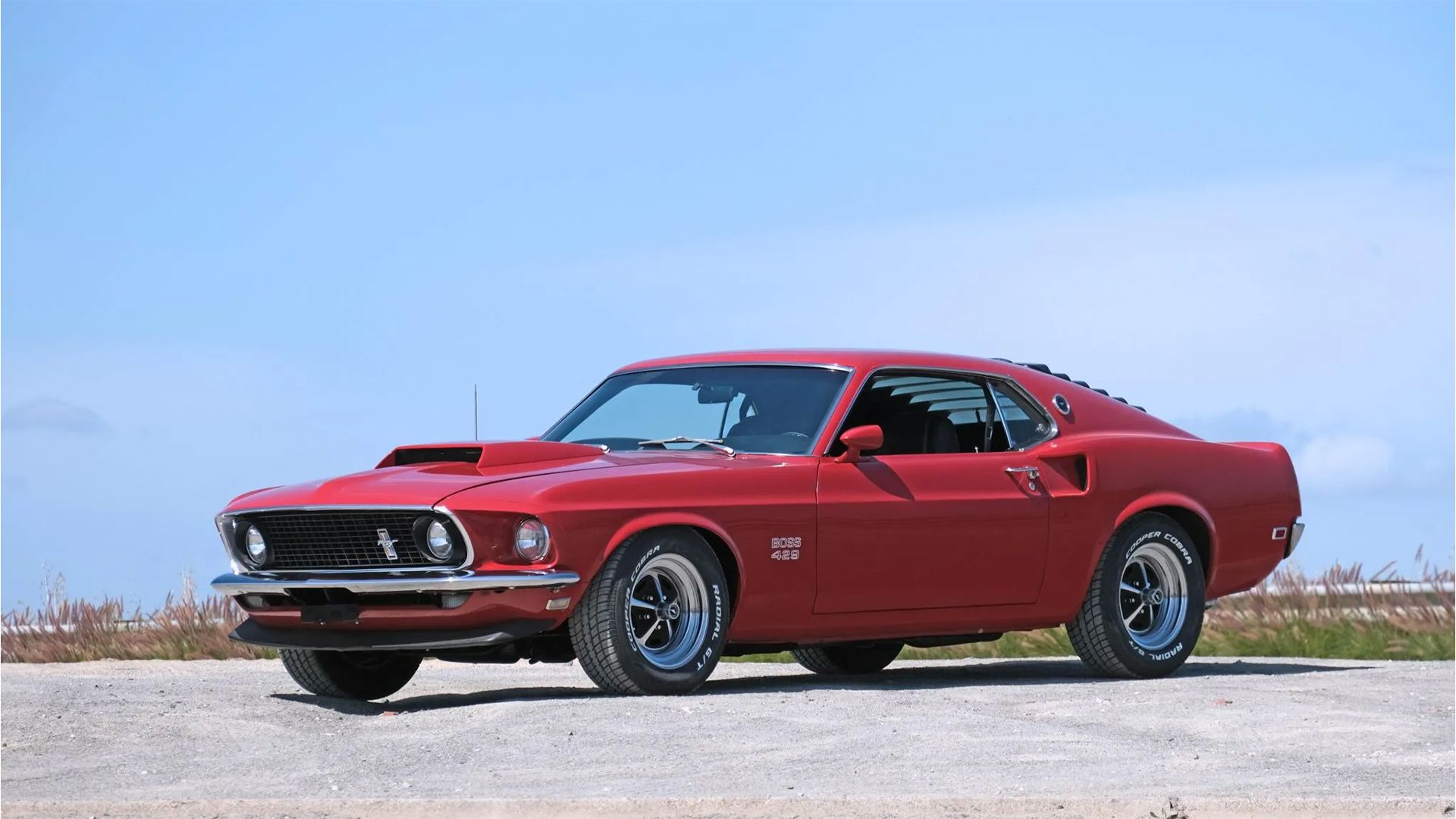Ford Mustang Boss 429 - Ângulo dianteiro 3_4 em vermelho