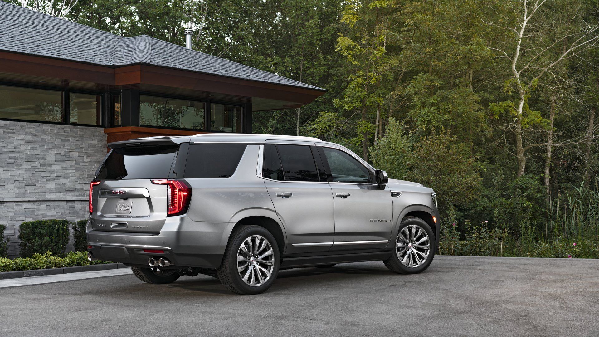 GMC Yukon Denali Traseiro Três Quartos