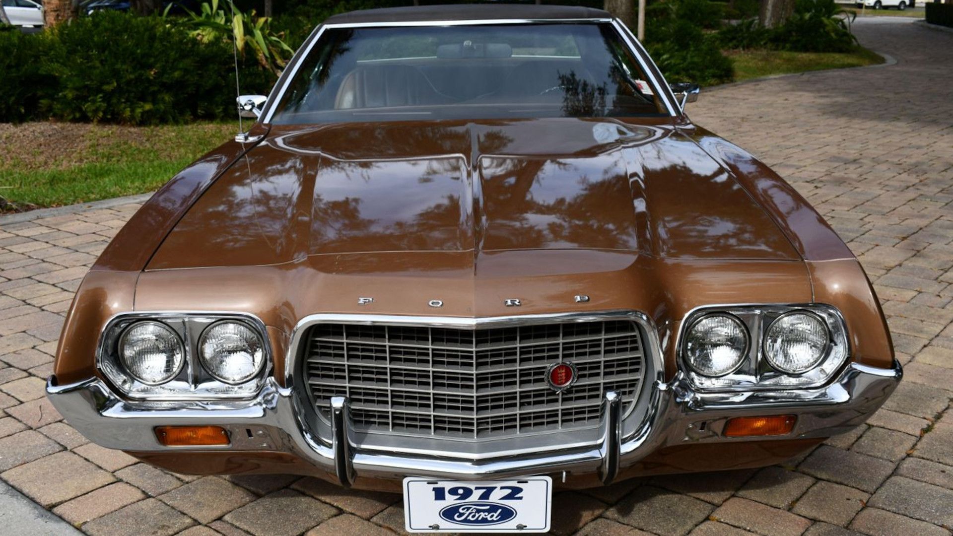 1972 Ford Gran Torino front