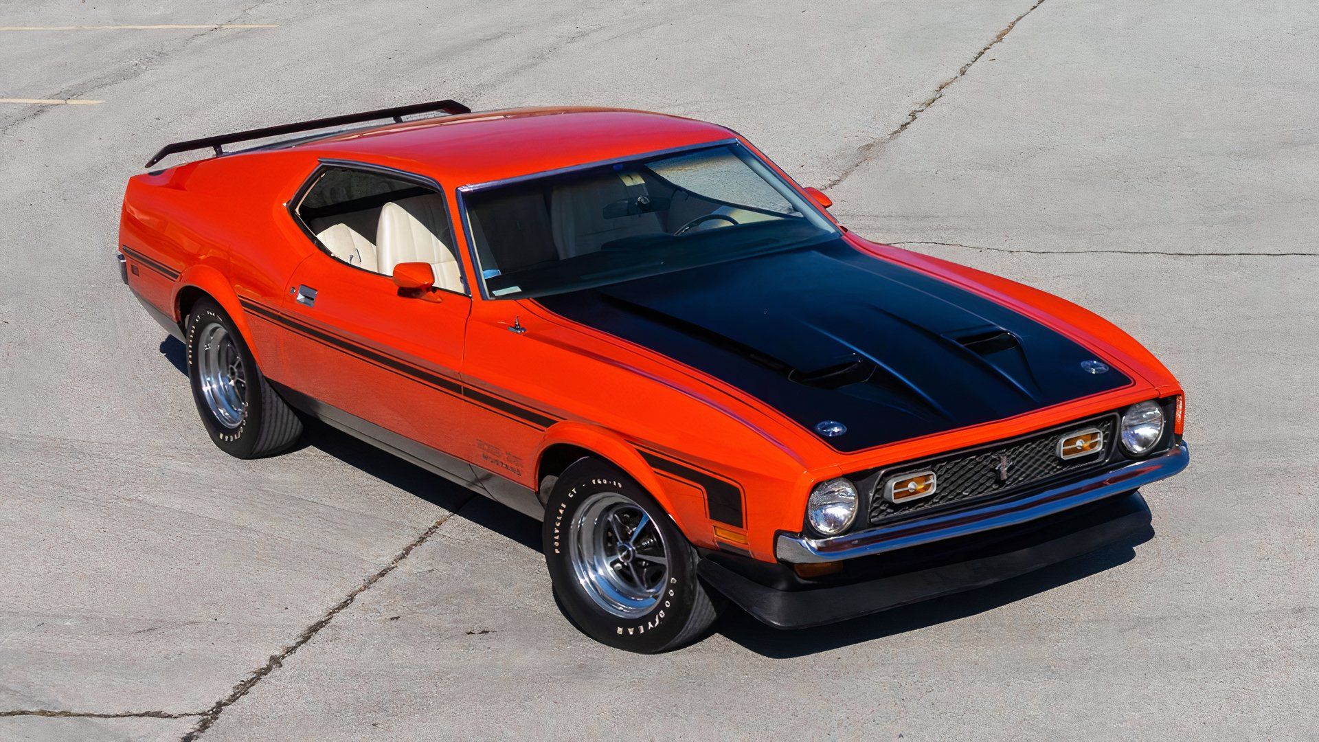 laranja 1971 Ford Mustang Boss 351 acima da cabeça