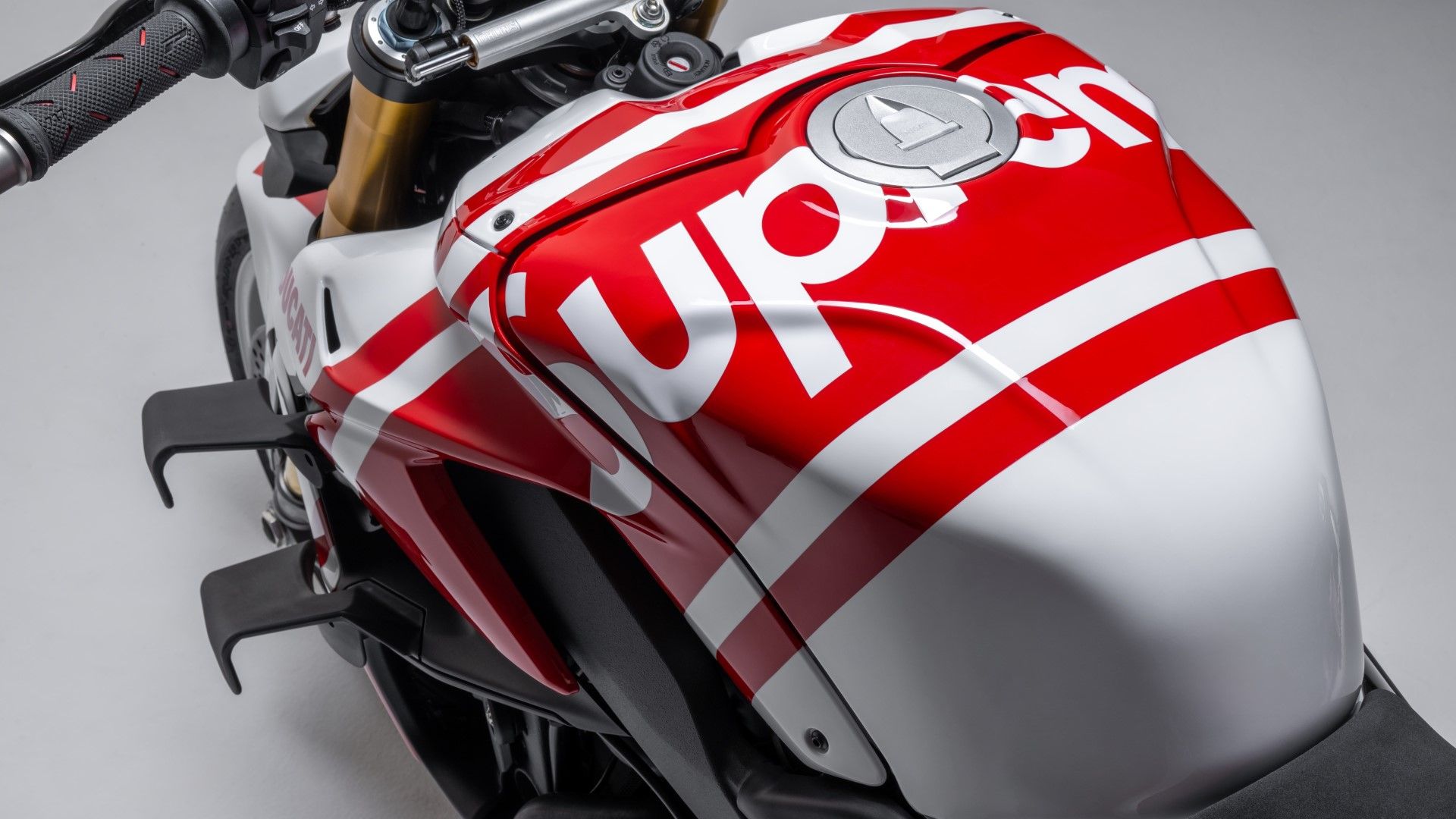 Ducati 'Supreme' Streetfighter V4 Clubs Fashion With 208 HP Ducati 'Supreme' Streetfighter V4 Clubs Fashion With 208 HP