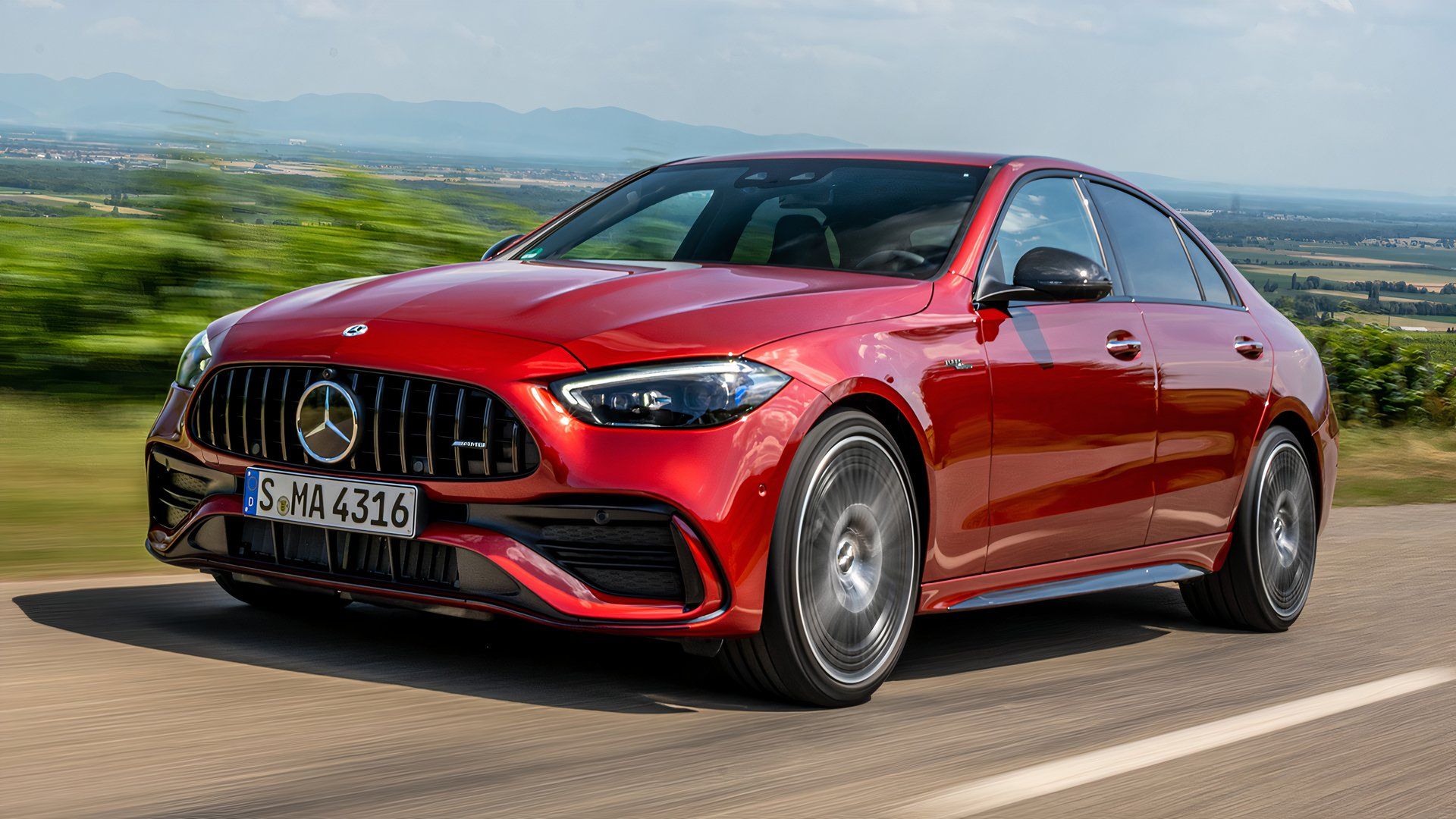 vermelho 2022 Mercedes-AMG C 43 4MATIC dirigindo
