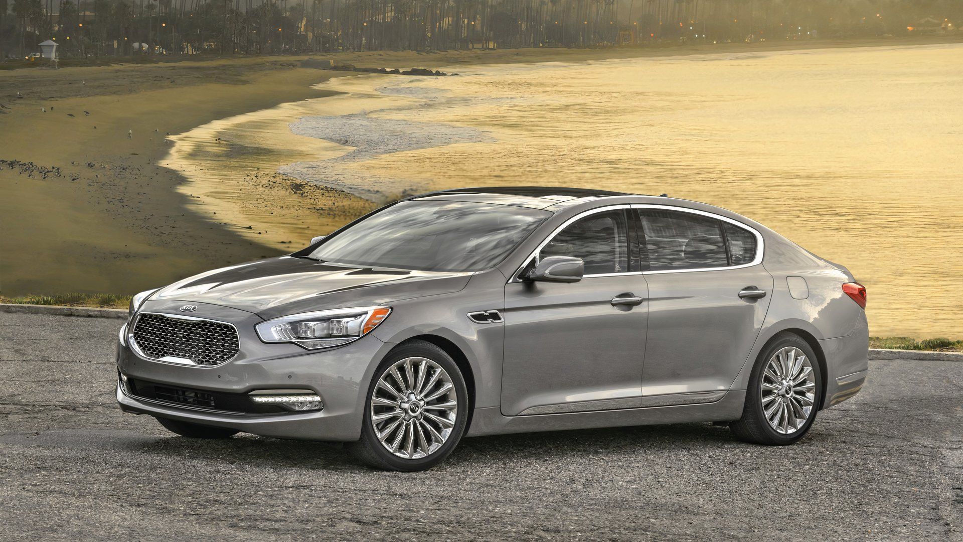 2017 Kia K900 estacionado em frente à praia