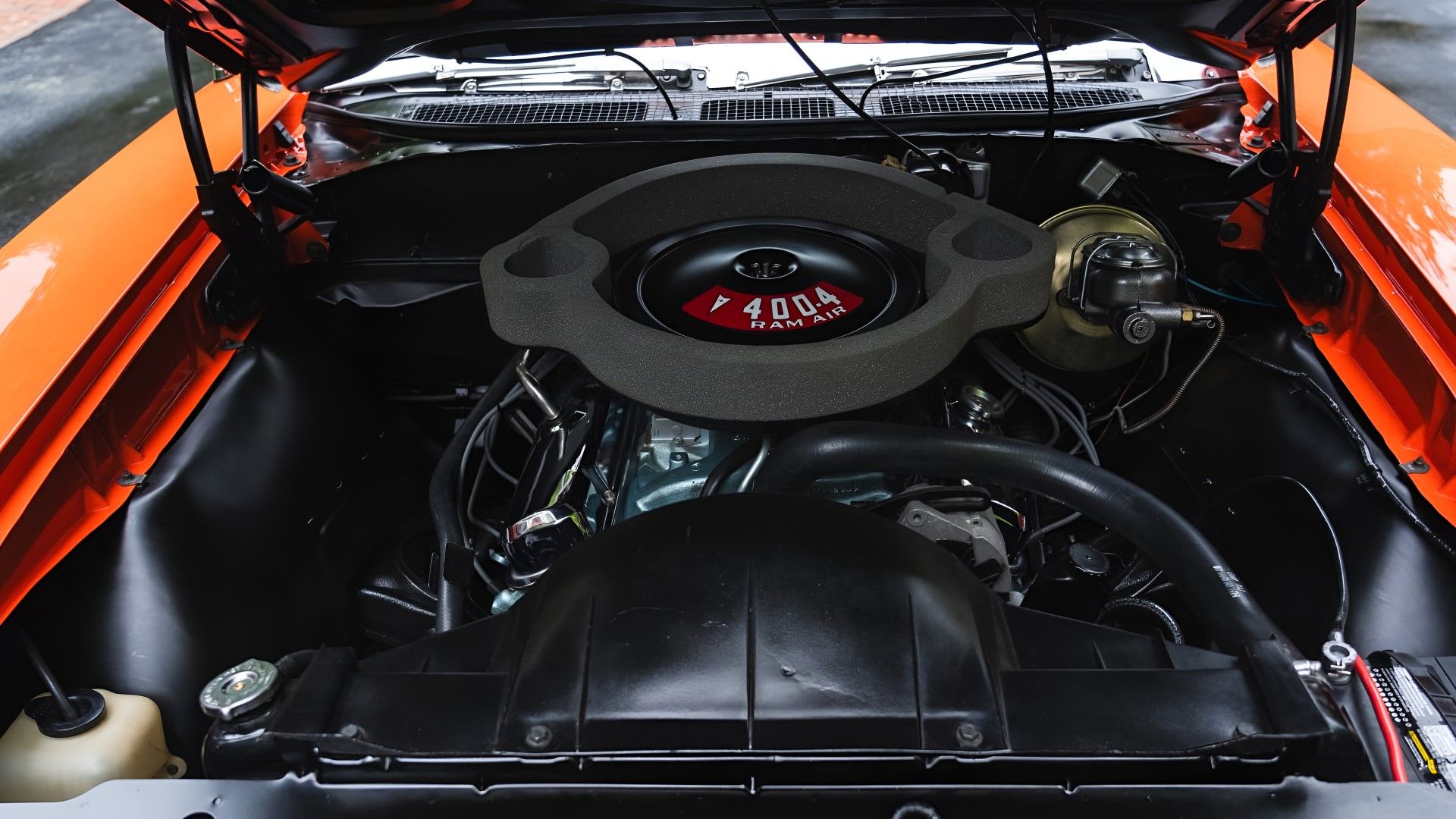 Foto em close do motor Pontiac GTO Judge 1969 com motor 455