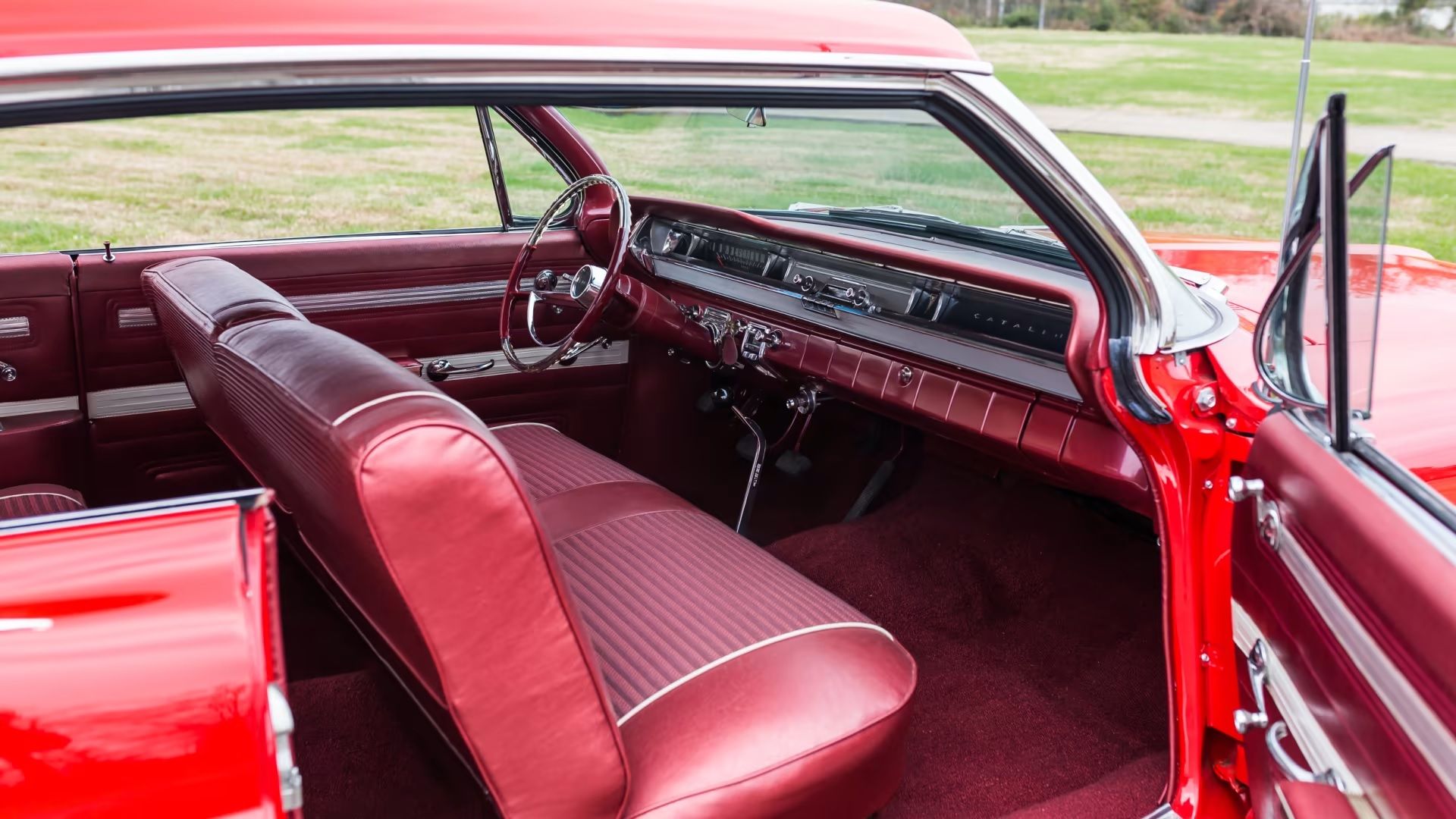 Vermelho 1962 Pontiac Catalina Super Duty interior longe