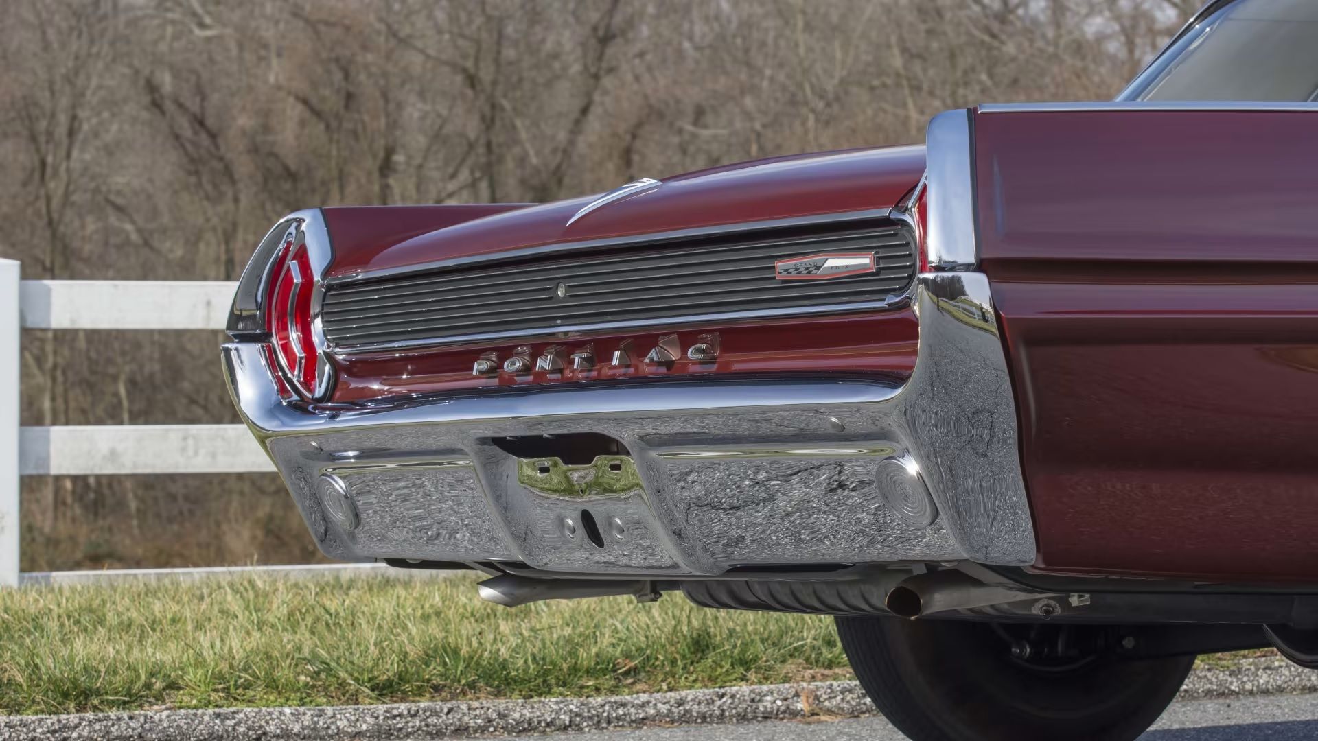 Vermelho 1962 Pontiac Grand Prix SD traseiro-1