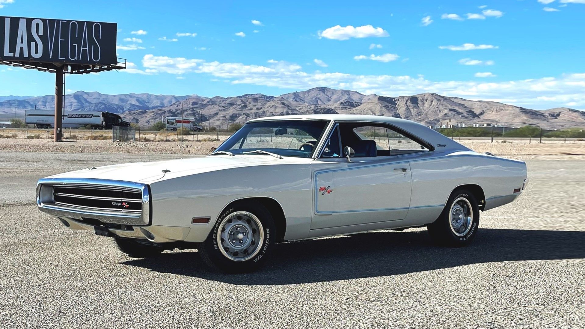 Dodge Charger RT 1970 de 4 velocidades em vista frontal branca do terceiro quarto