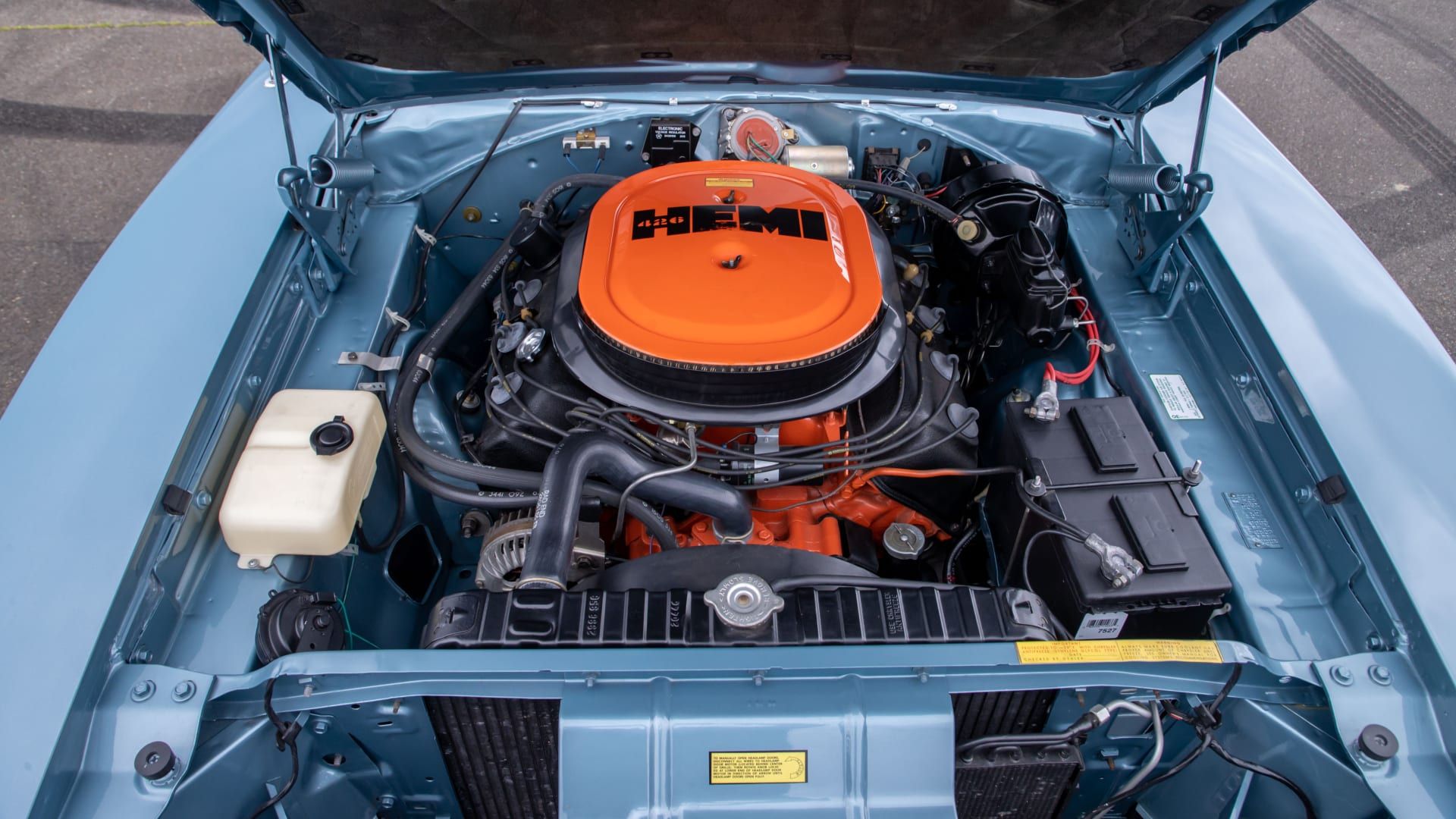 Foto em close do motor do Dodge Hemi Charger RT de 1970