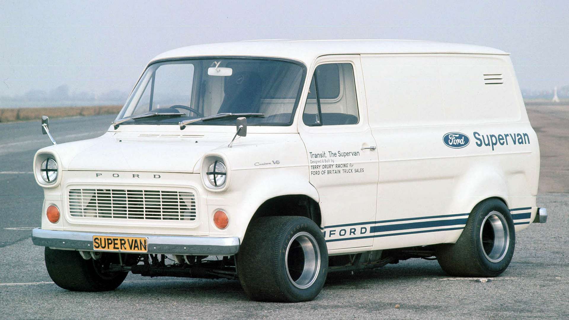 Vista frontal 3-4 do Ford Supervan 1971, pintura branca com listras azuis
