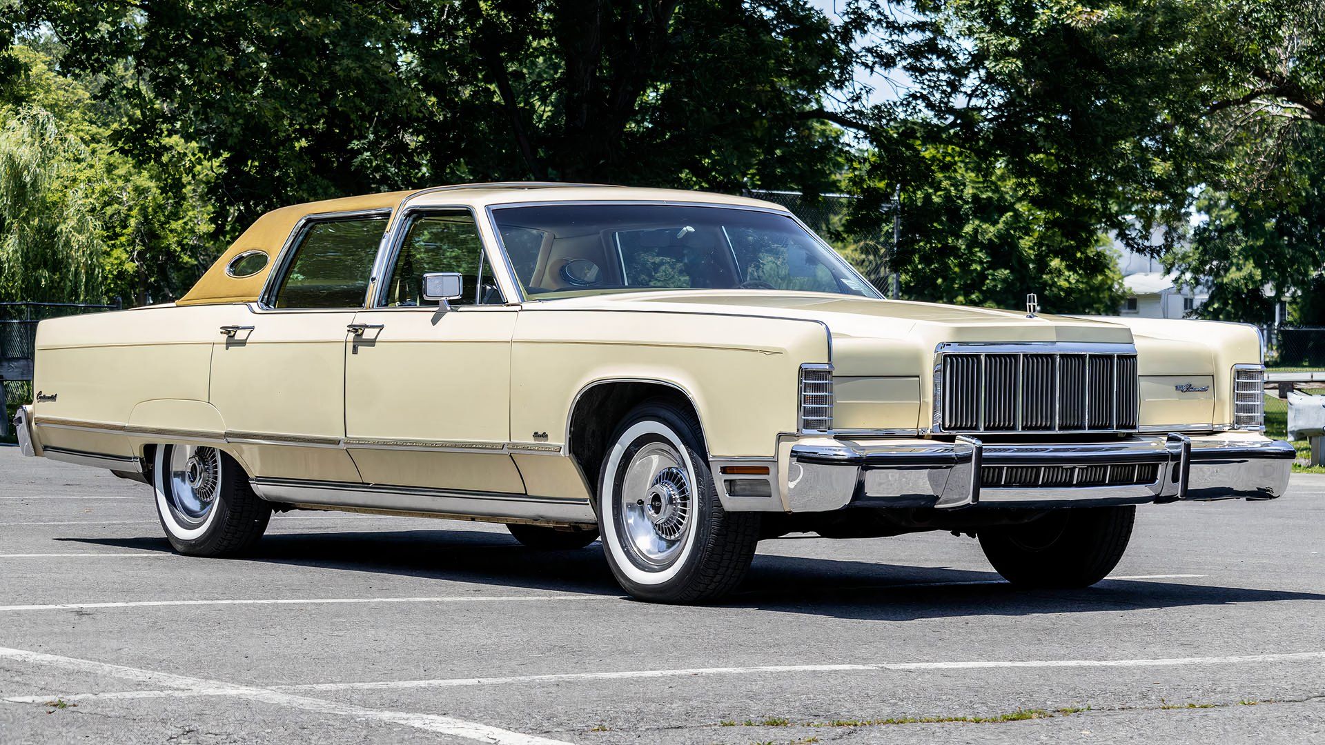 sedã Lincoln Continental Mk IV amarelo 1976