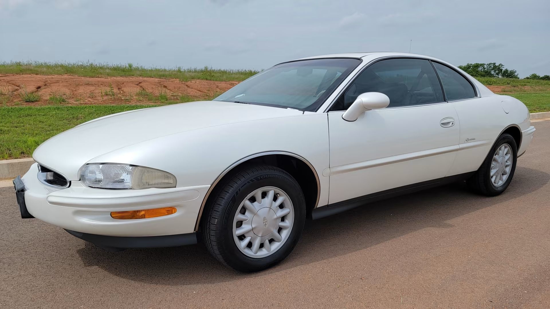Buick Riviera Branco 1999