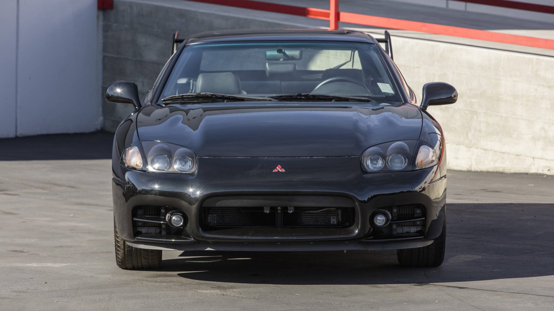 Close-up do painel frontal do Mitsubishi 3000GT VR-4 de 1999