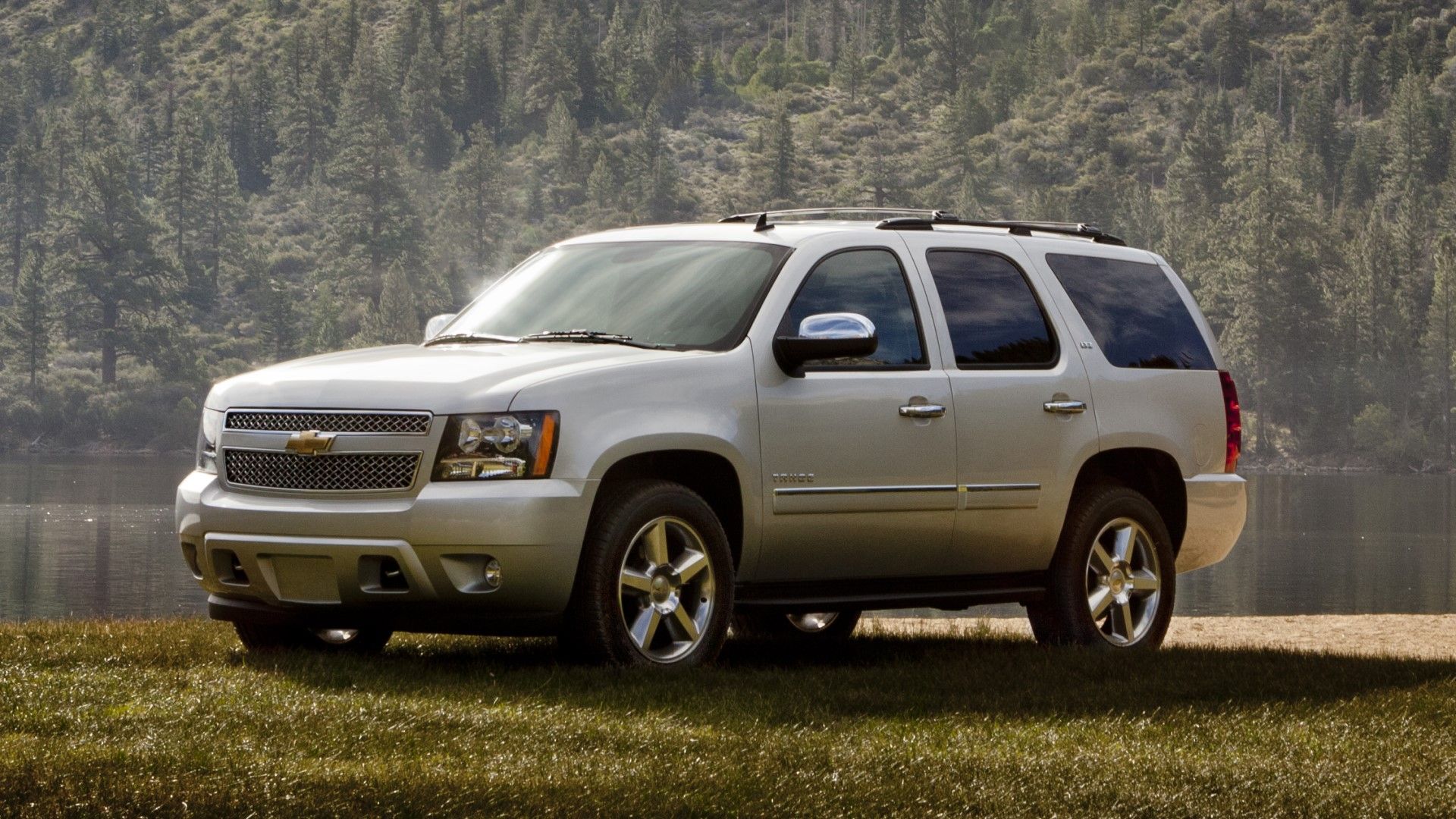 2014 Chevrolet Tahoe front third quarter view