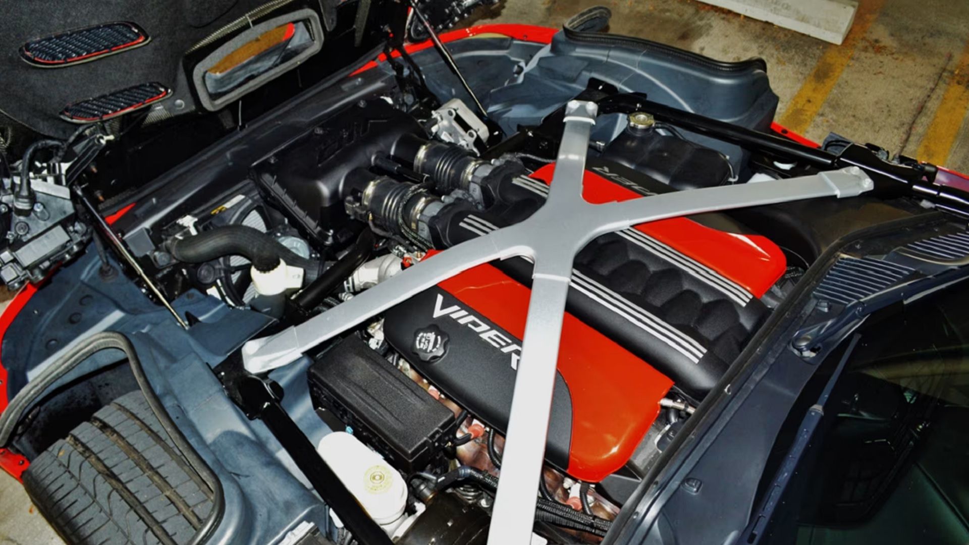Capô aberto superior do Viper V10 2014