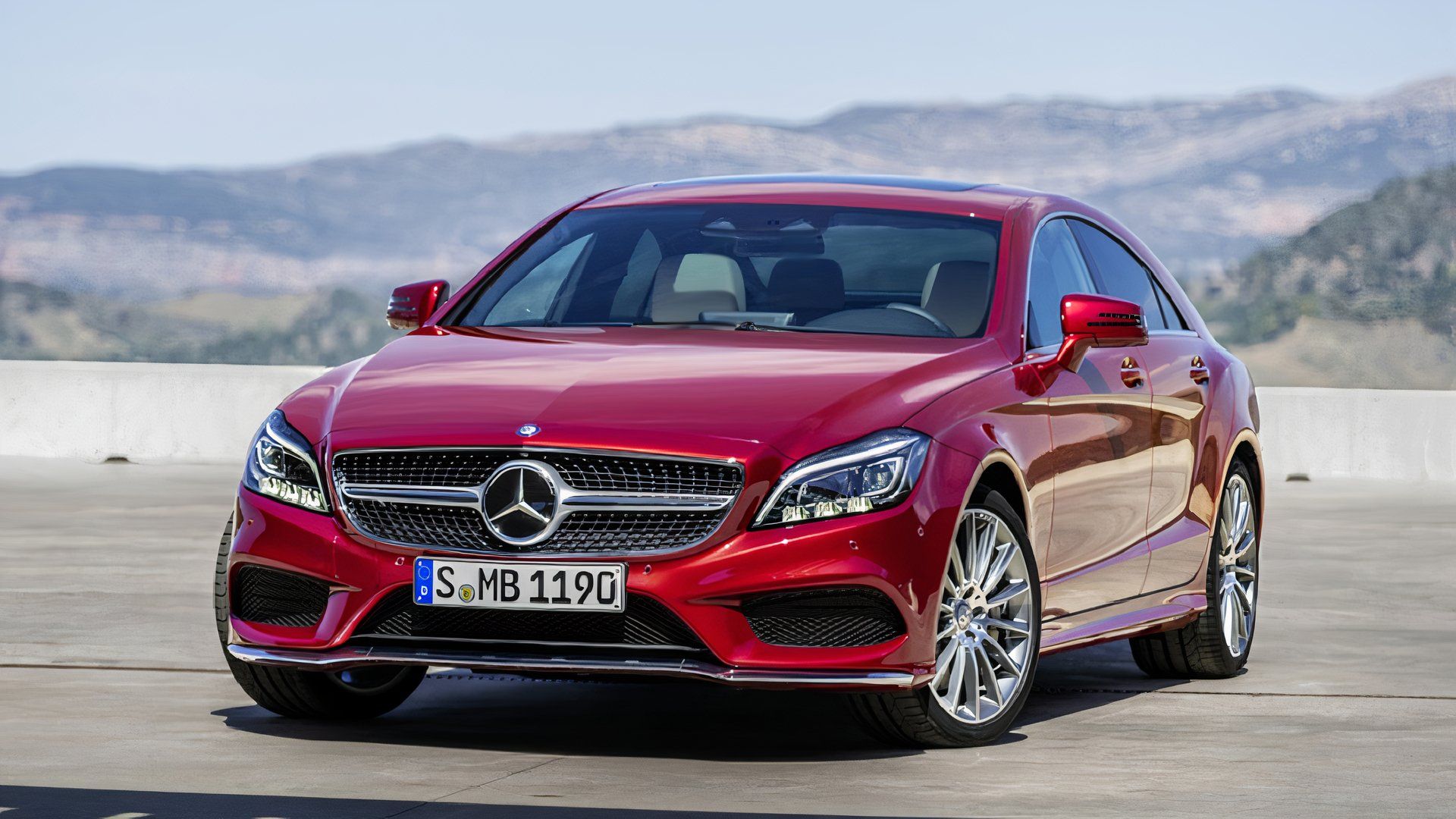Classe vermelha Mercedes-Benz CLS estacionada