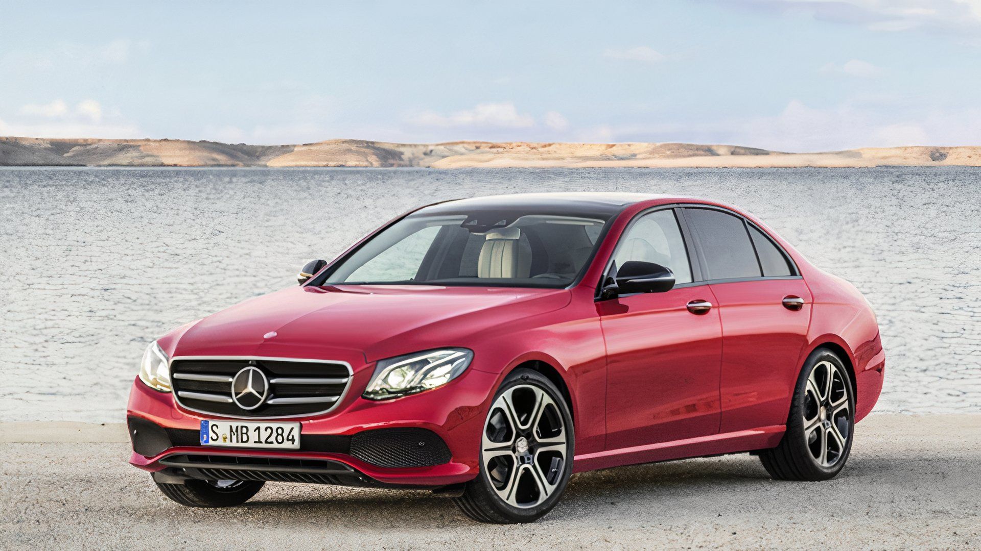Sedan Mercedes-Benz Classe E 2017 estacionado em frente à água