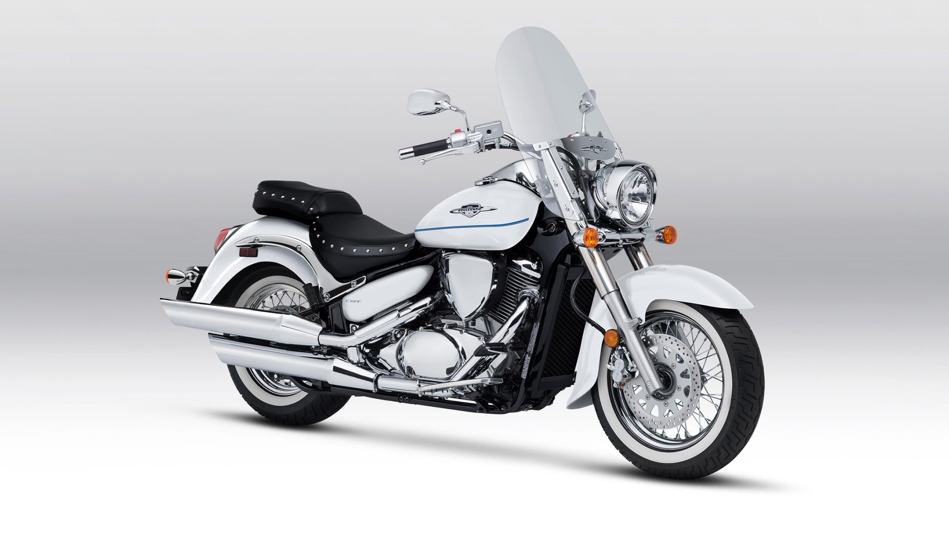 2025 Suzuki Suzuki Boulevard C50T Vista frontal especial do terceiro quarto