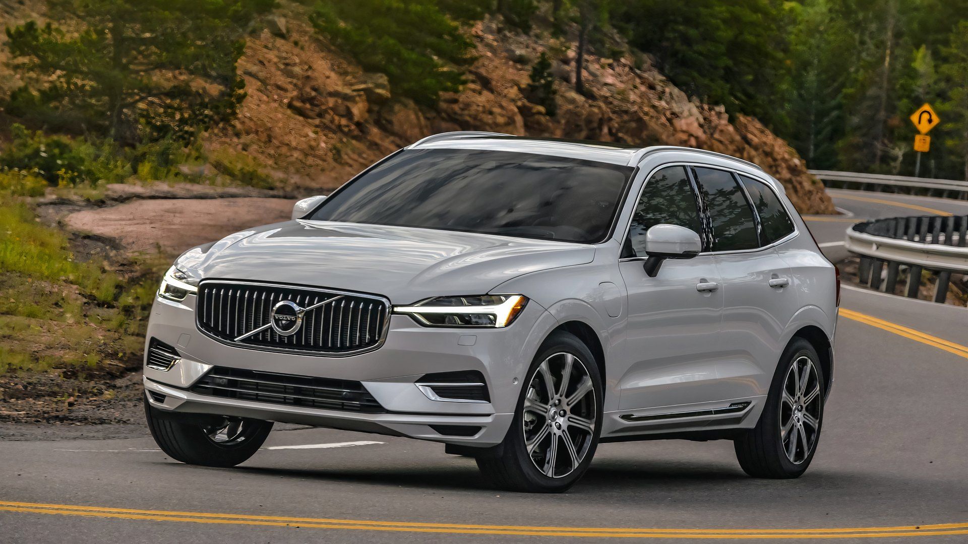 2018 Volvo XC60 T8 dirigindo em estrada sinuosa