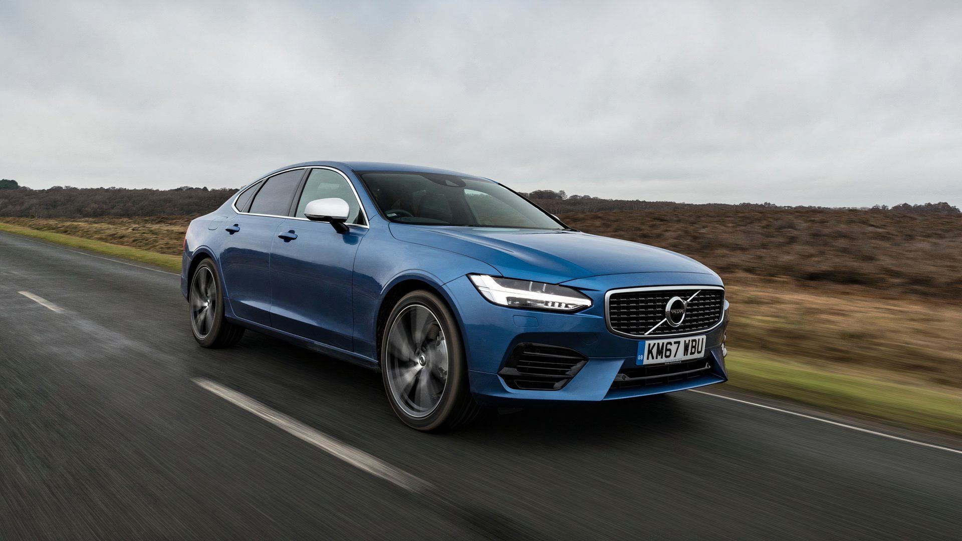 2018 Volvo S90 dirigindo na estrada