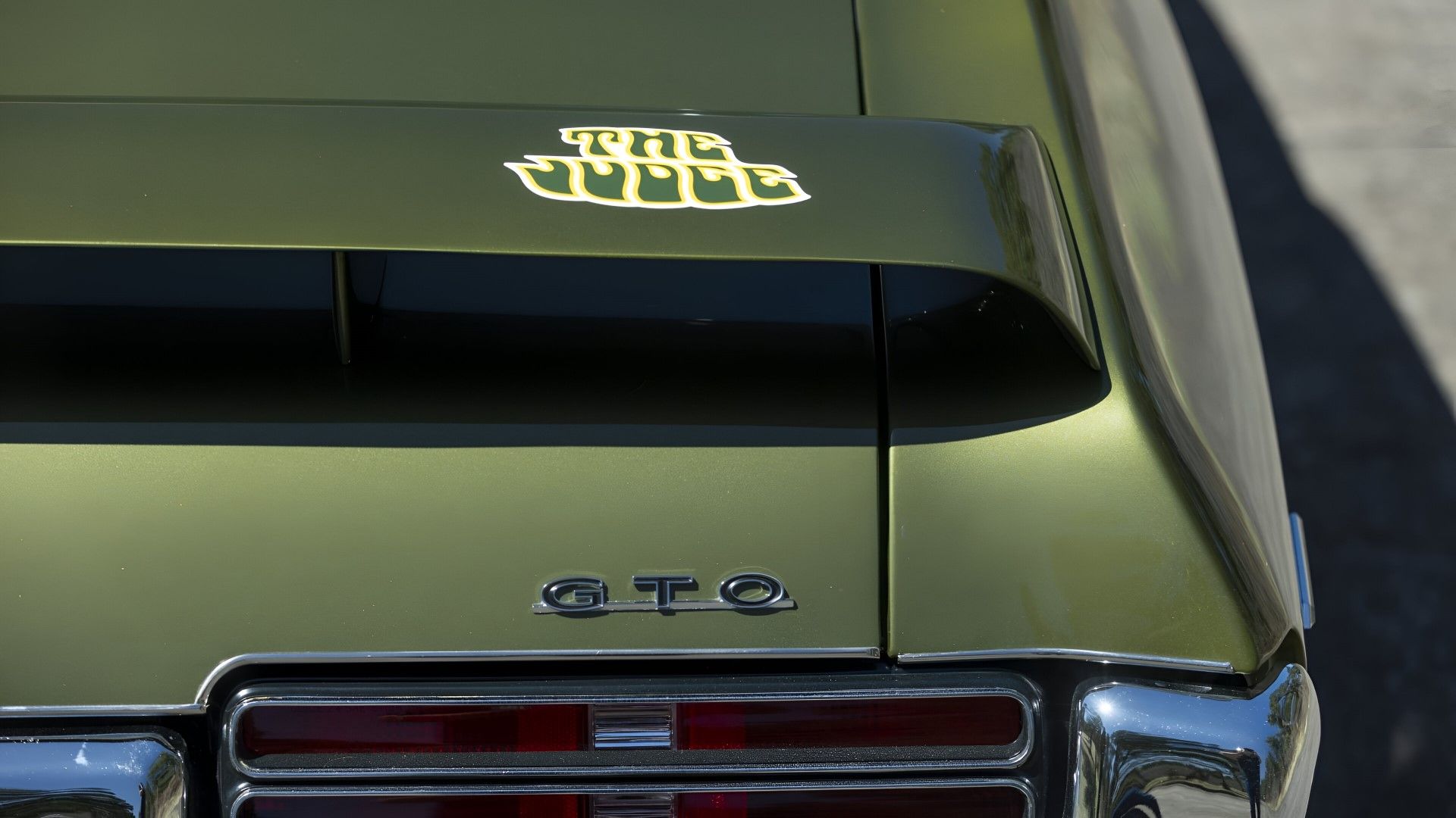 Pontiac GTO Judge Hardtop 1969 em um raro tom de verde, close-up do spoiler traseiro