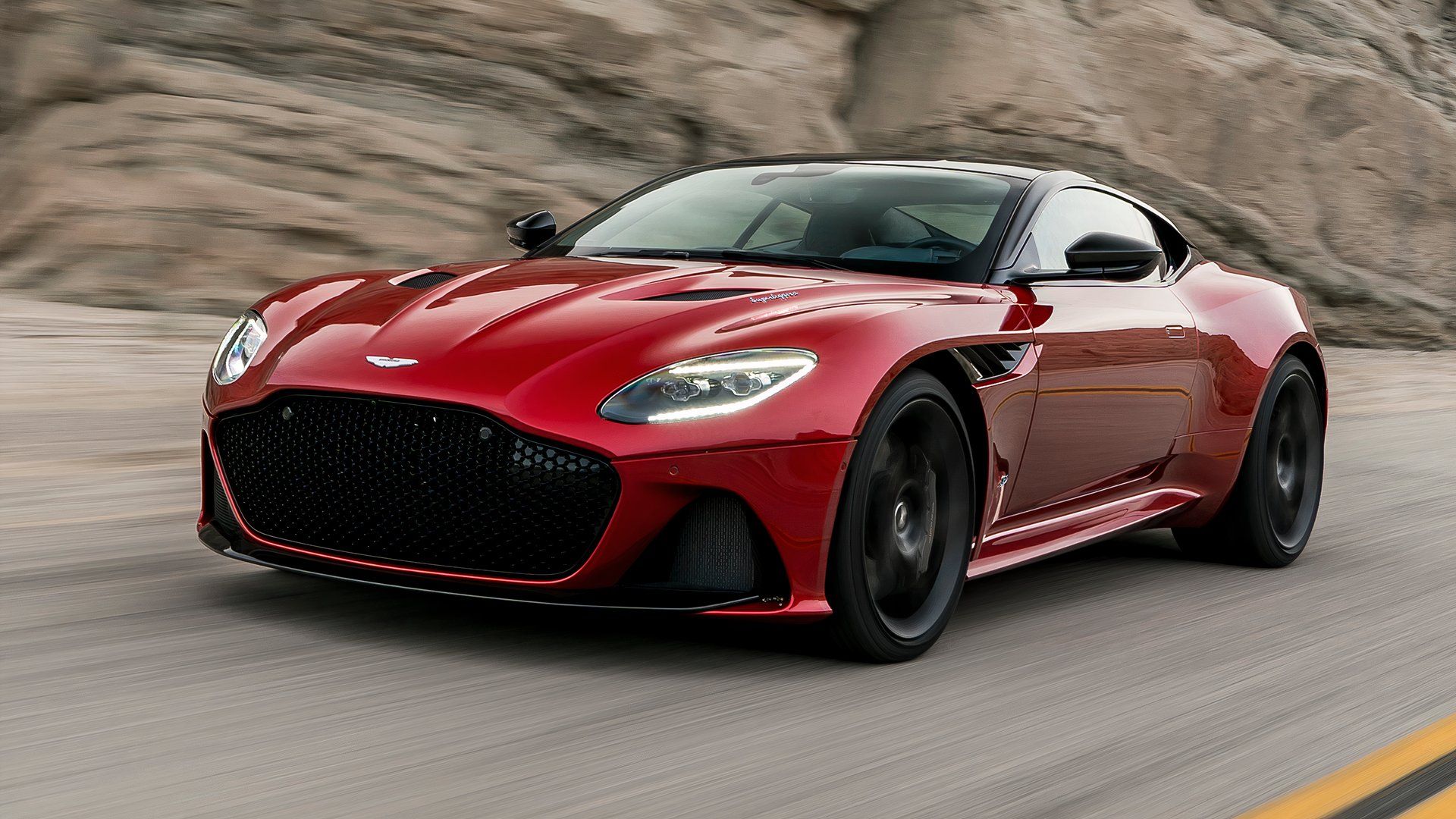 Aston Martin DBS Superleggera dirigindo