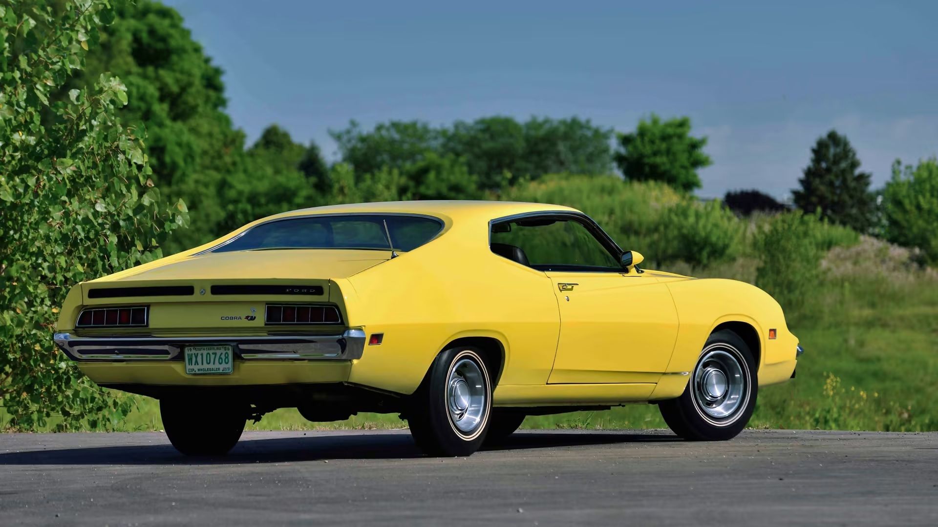 Traseira amarela do Ford Torino King Cobra
