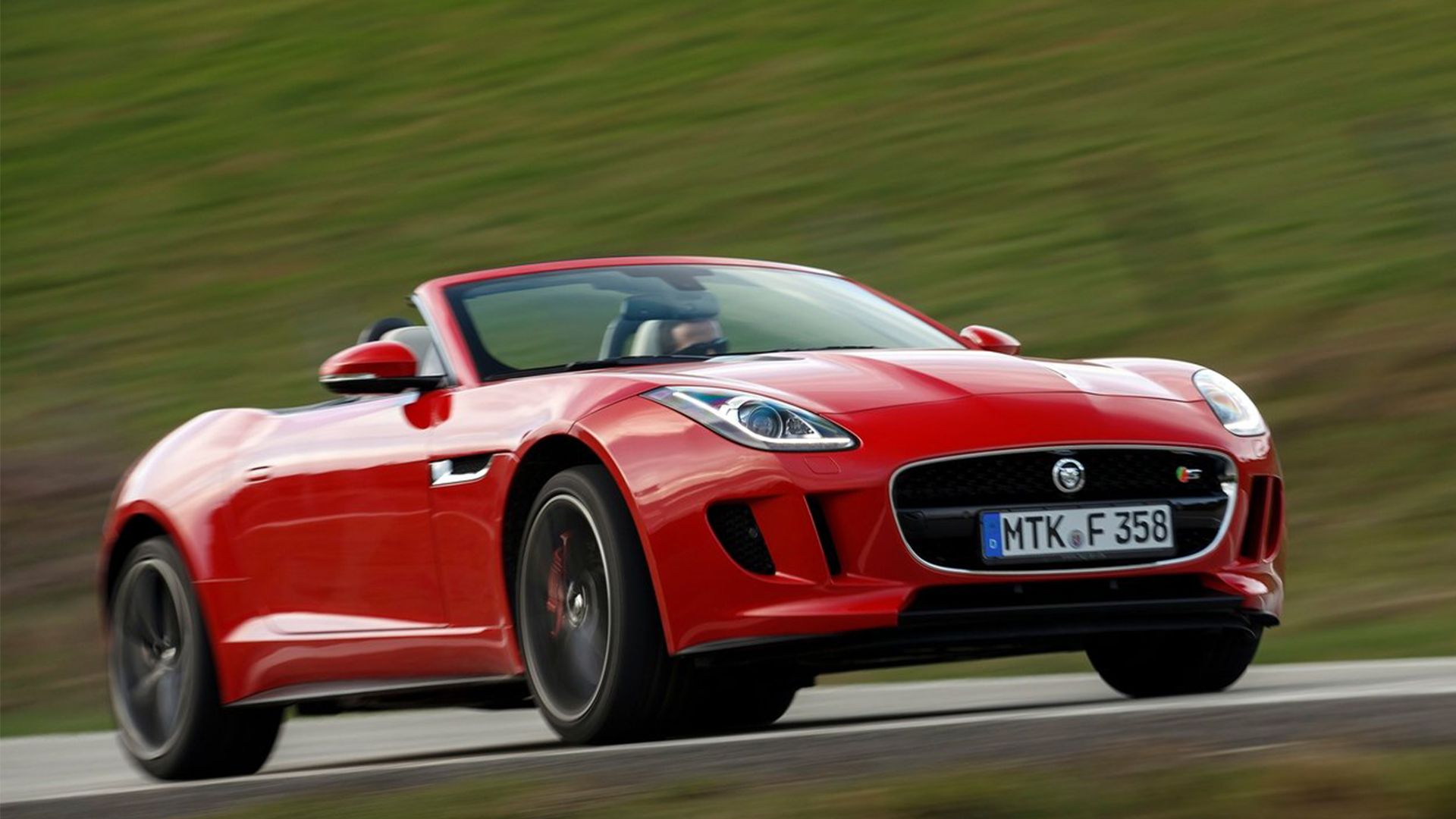 Jaguar F-Type R - Ângulo dianteiro 3_4