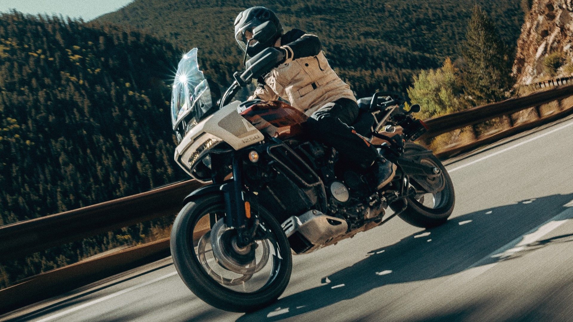 2024 Harley-Davidson Pan America 150 HP em curvas em estradas de montanha papel de parede hd