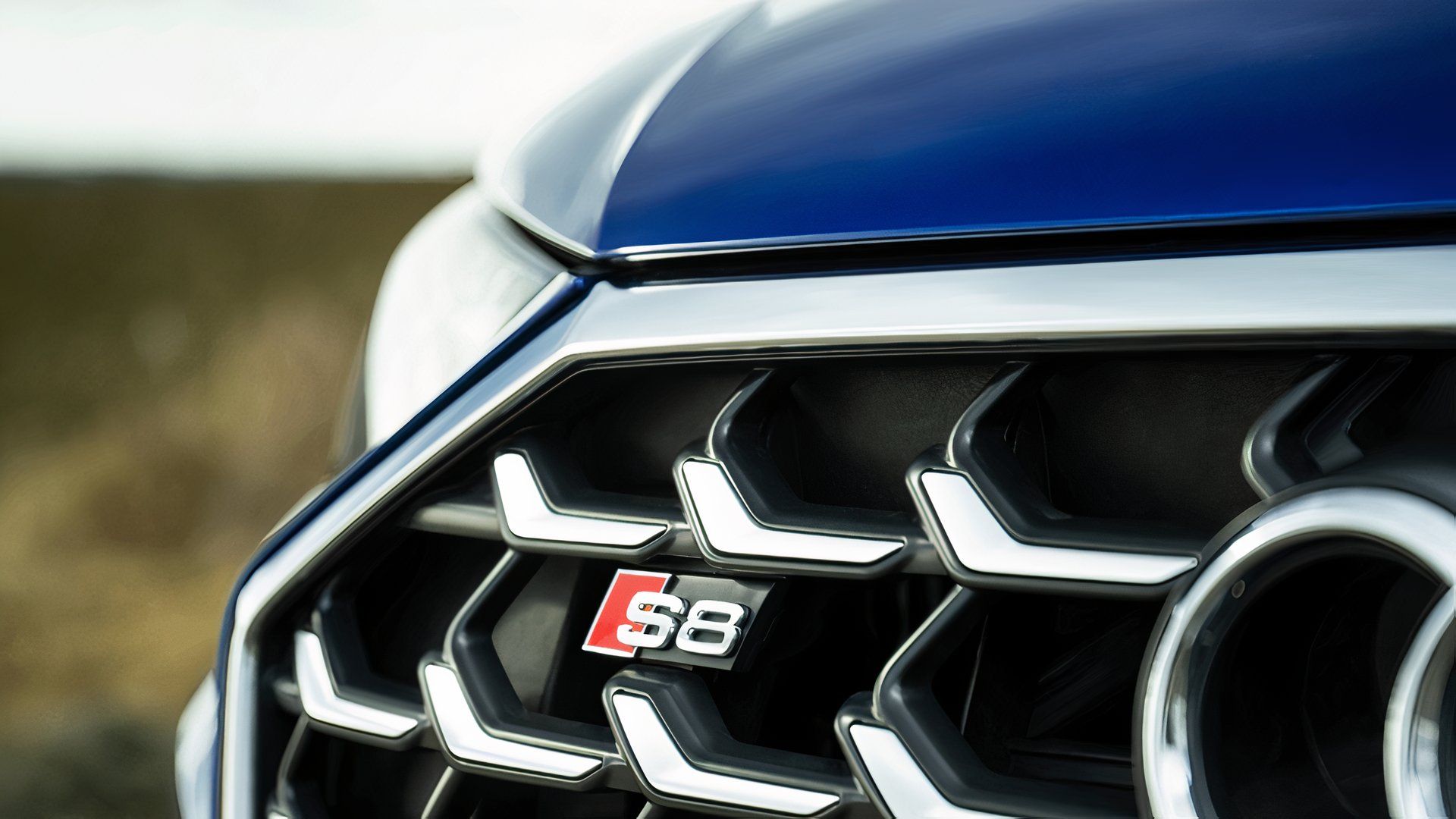 Emblema da grade do Audi S8 2024 de perto