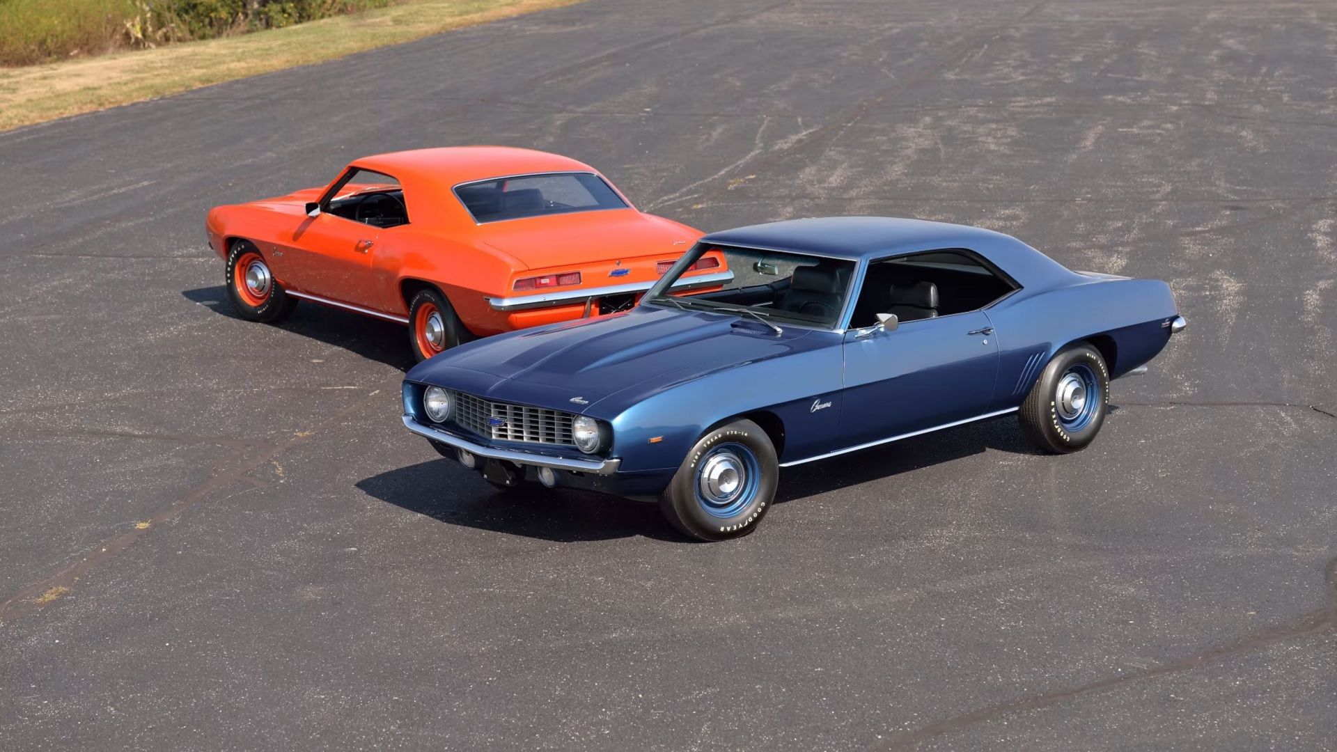 Azul e laranja 1969 Chevy Camaro ZL1s