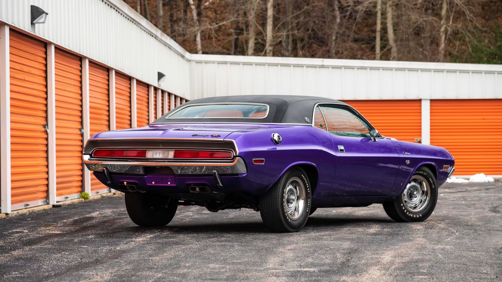 Dodge Challenger Hemi roxo 1970 traseiro