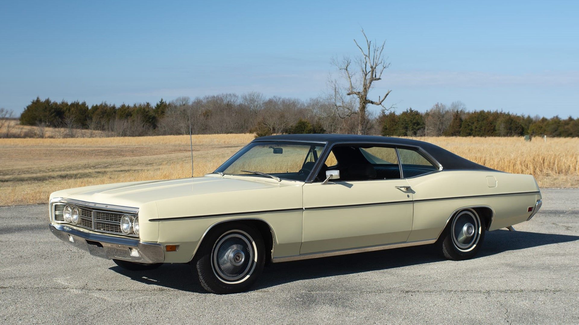 Vista frontal do terceiro quarto do Ford Galaxie 1970