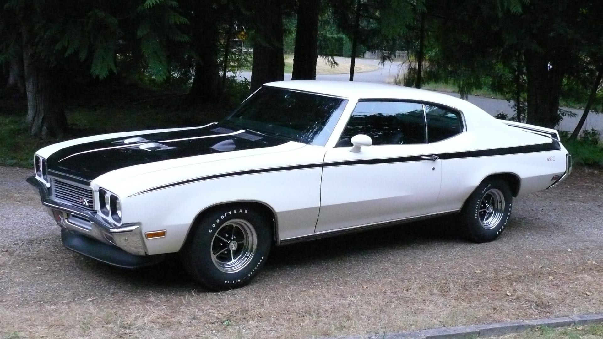Buick GSX 1972 raro muscle car com vista frontal branca do terceiro quarto