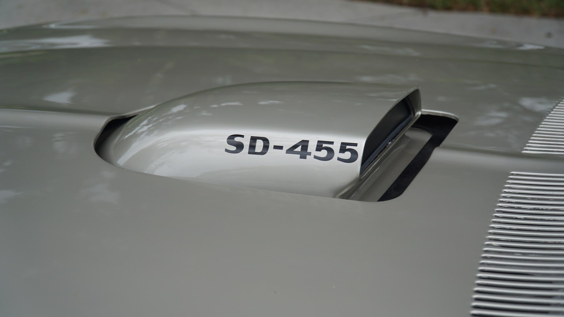 Foto em close do capô do Pontiac Firebird Formula Super Duty 1974