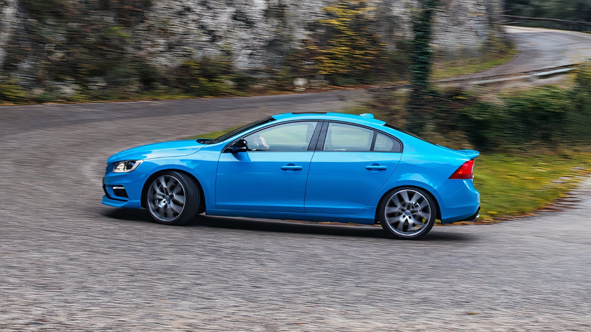 2017 Volvo S60 Polestar dirigindo na estrada