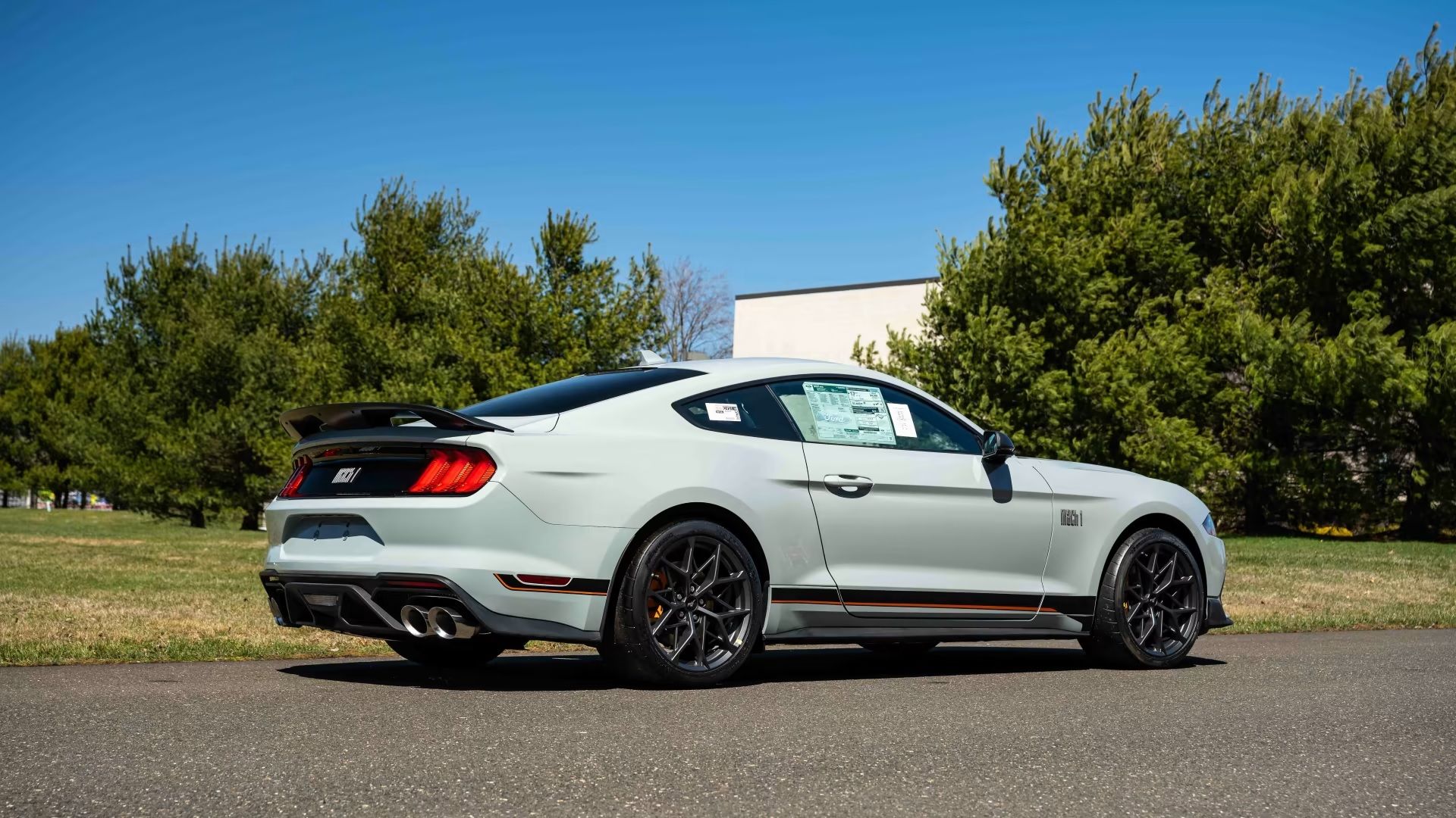 Cinza 2021 Mustang Mach 1 traseira