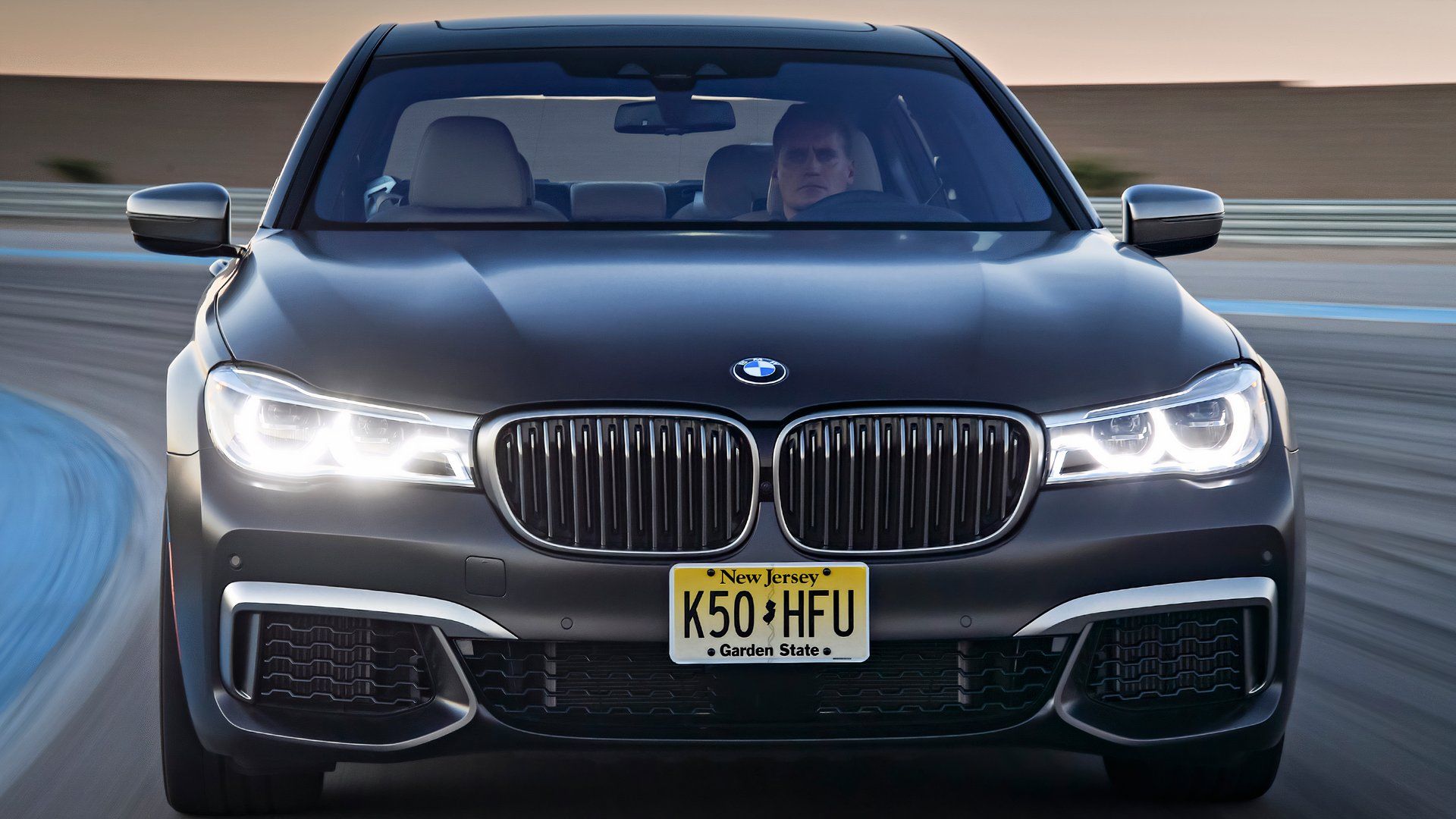 BMW M760i xDrive preto