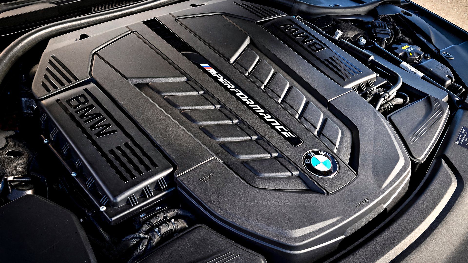 BMW M760i xDrive V12