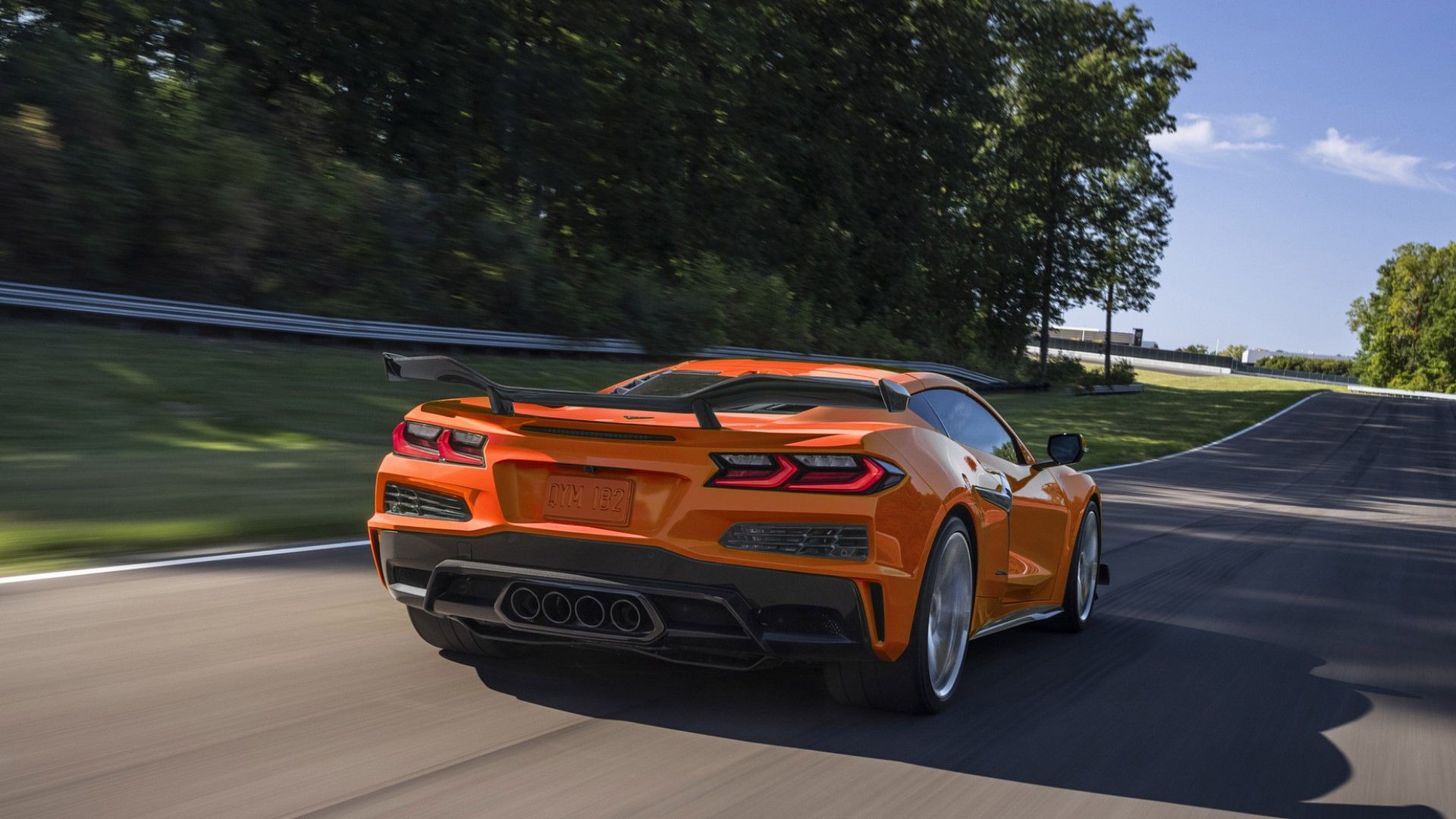 2024 Chevrolet Corvette Z06 com pacote Z07 acelerando vista traseira do terceiro trimestre2024 Chevrolet Corvette Z06 com pacote Z07 acelerando