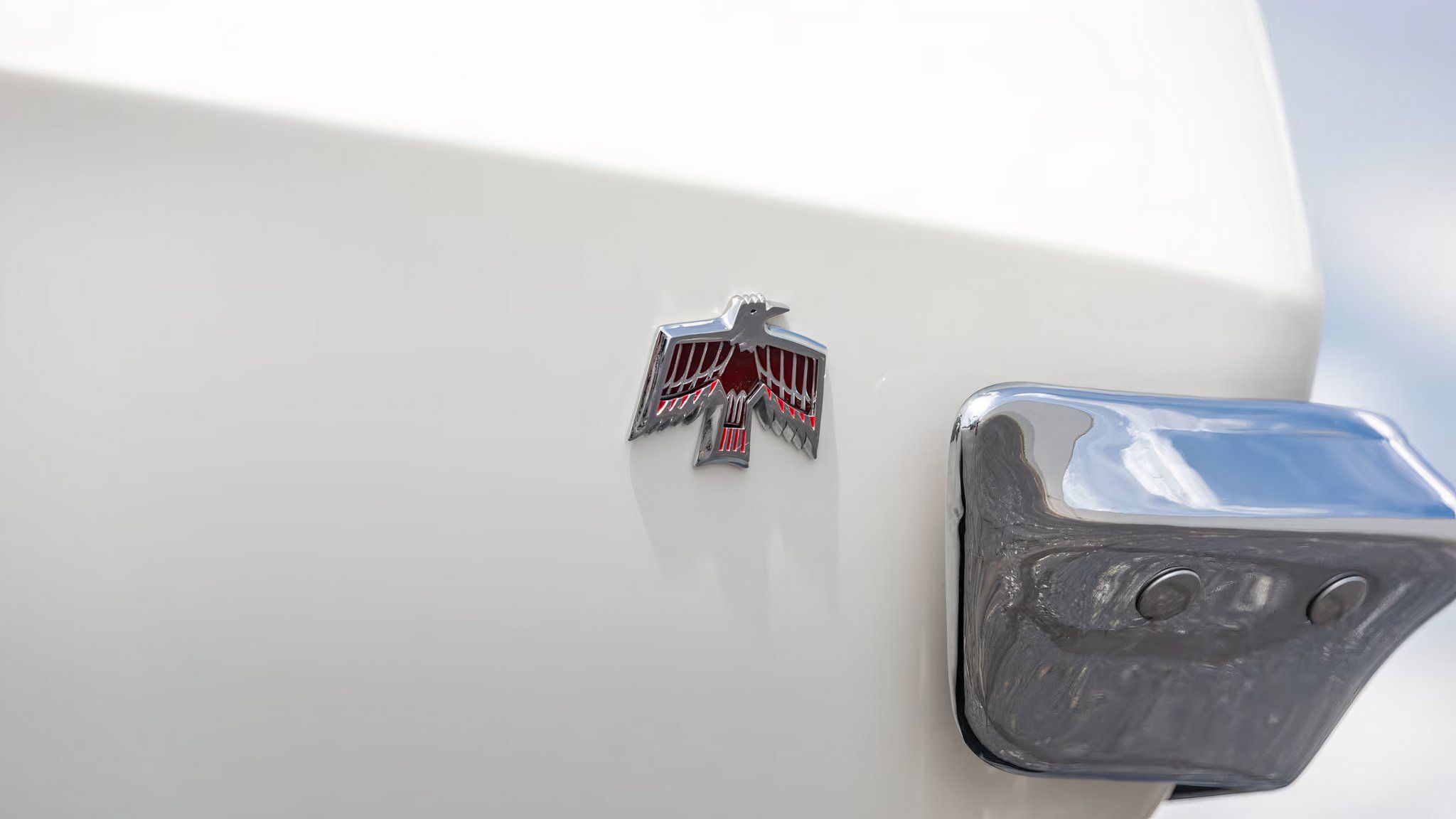 Emblema traseiro de um Pontiac Firebird