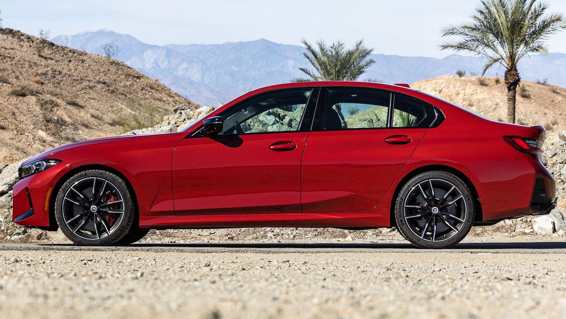 Sedan esportivo vermelho M340i