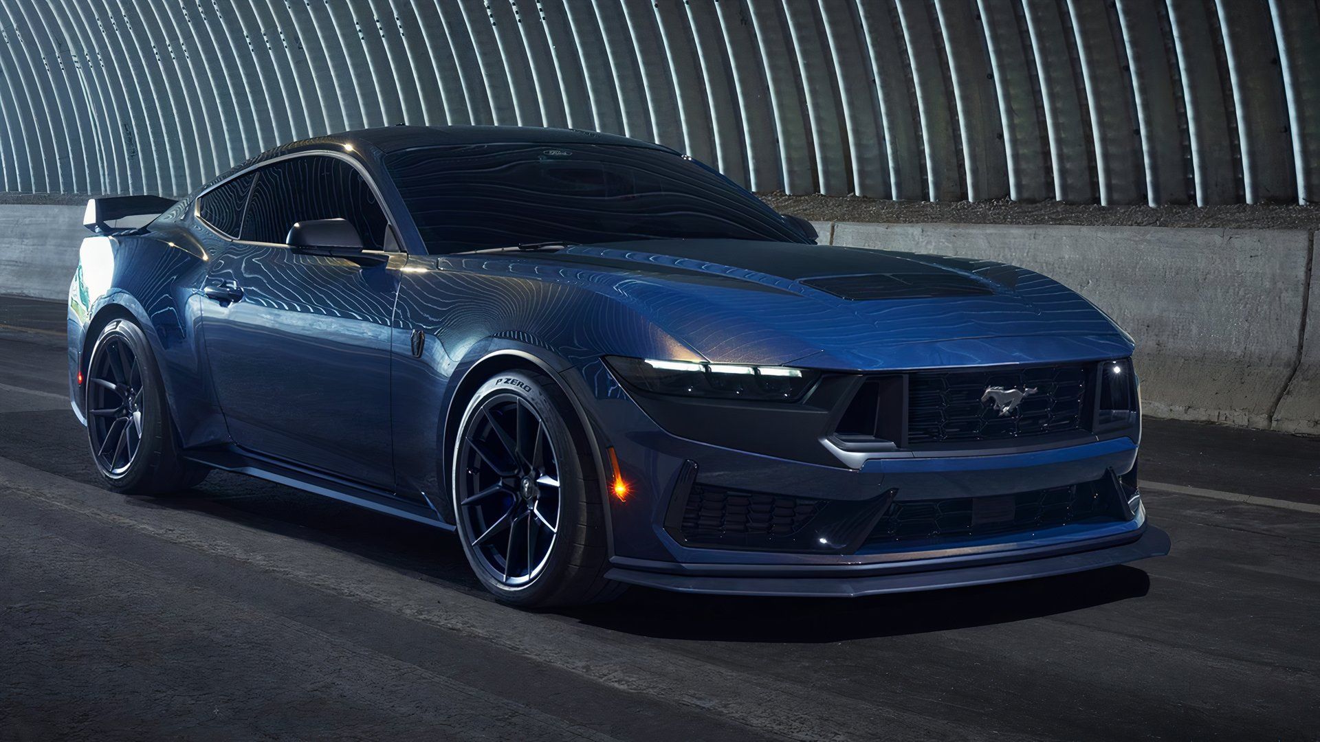 Ford Mustang Dark Horse frente de um quarto