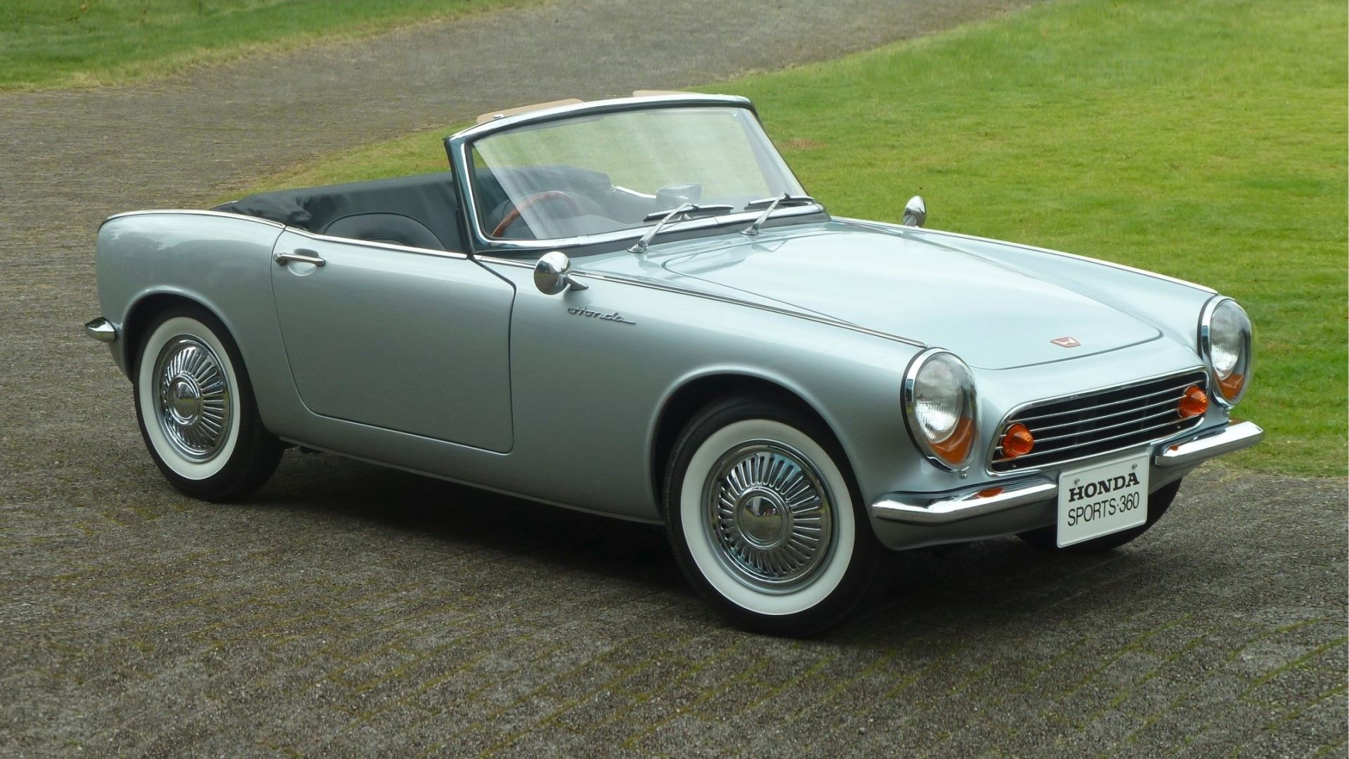 Honda S360 Roadster vista frontal do terceiro quarto