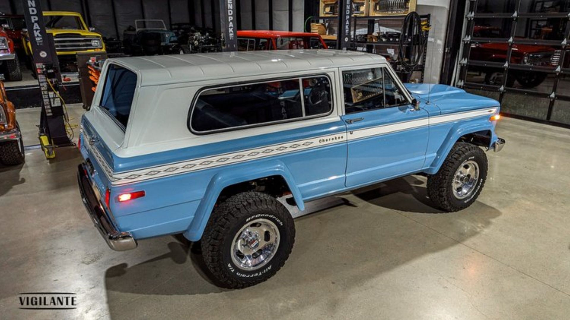 VIPER 790XV 新品 825HP Viper V10 Engine Swap In '79 Jeep Cherokee Is The