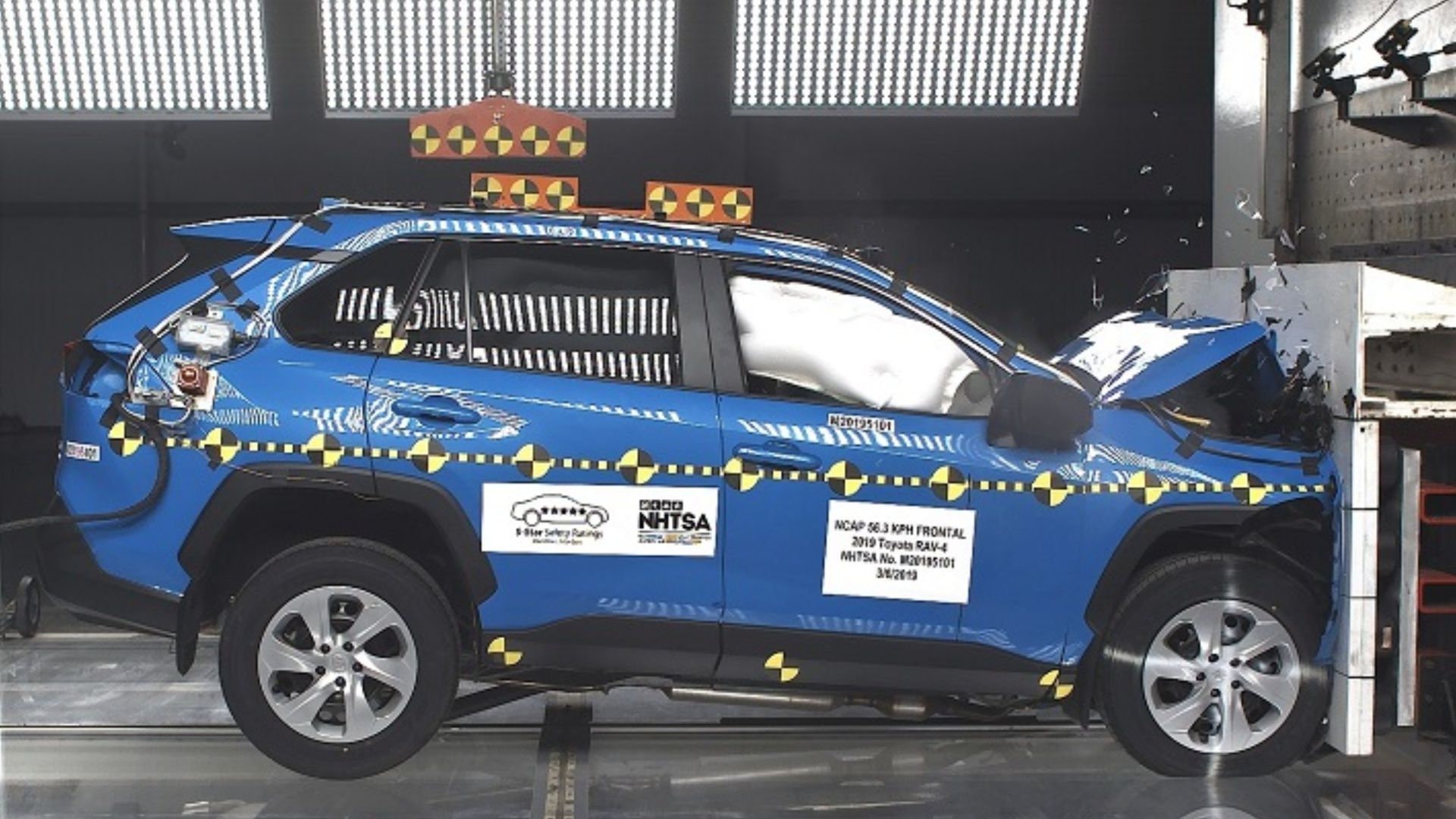 O Toyota RAV4 2024 durante os testes de colisão da NHTSA