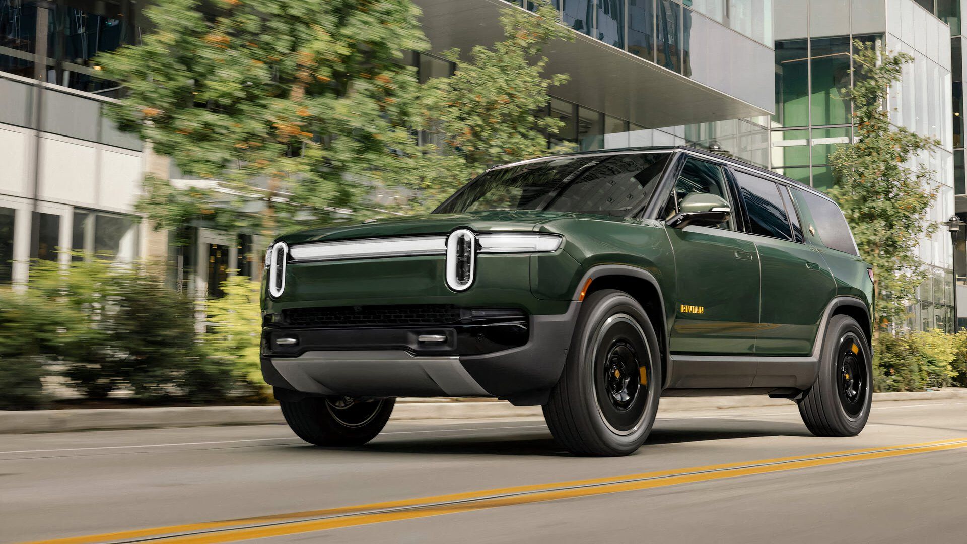 Rivian R1S Frente Três Quartos