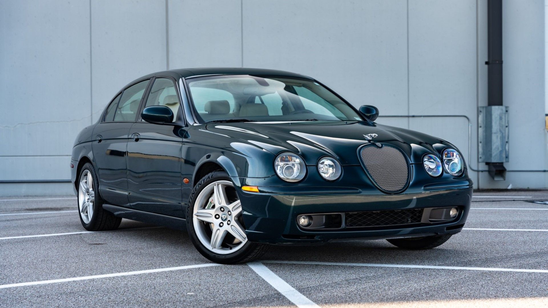 Vista frontal do terceiro quarto do Jaguar S-Type R 2002