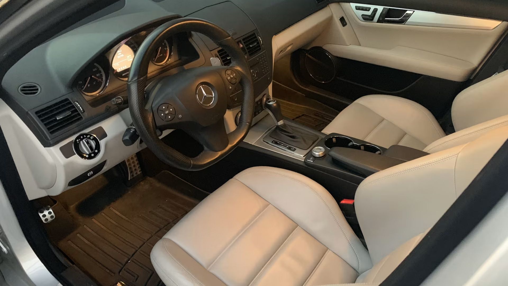Interior creme do Mercedes C63 2008