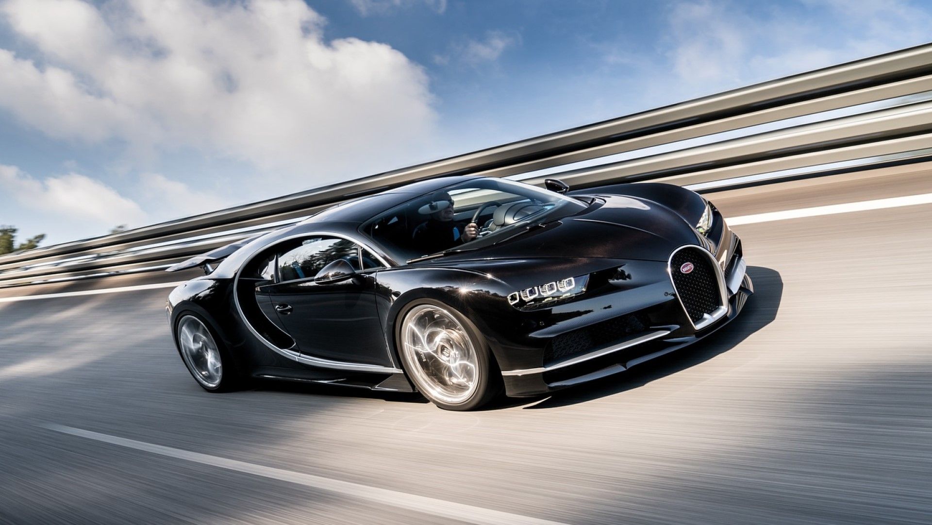 Bugatti Chiron na pista de corrida acelerando a visão frontal do terceiro trimestre