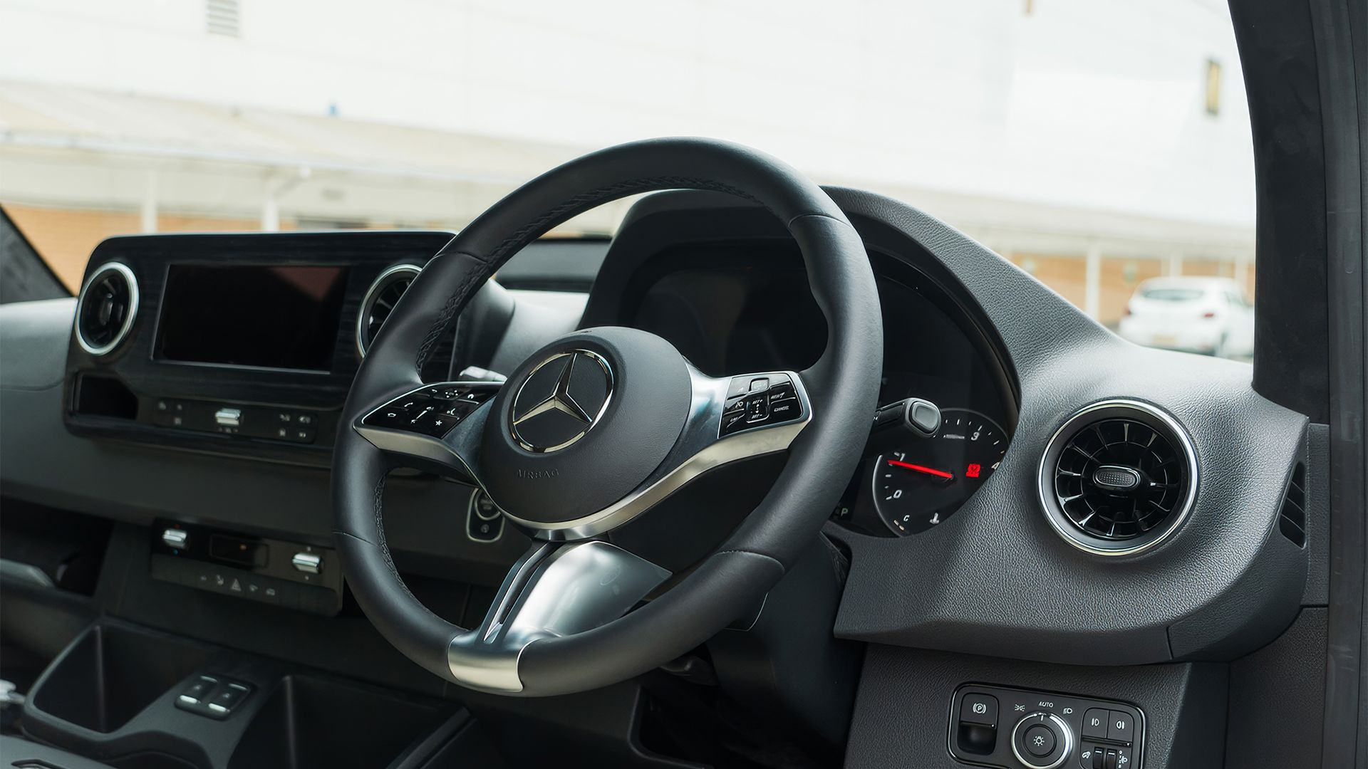 2025 Mercedes-Benz Sprinter Luxury Conversion por Clive Sutton bancos dianteiros volante